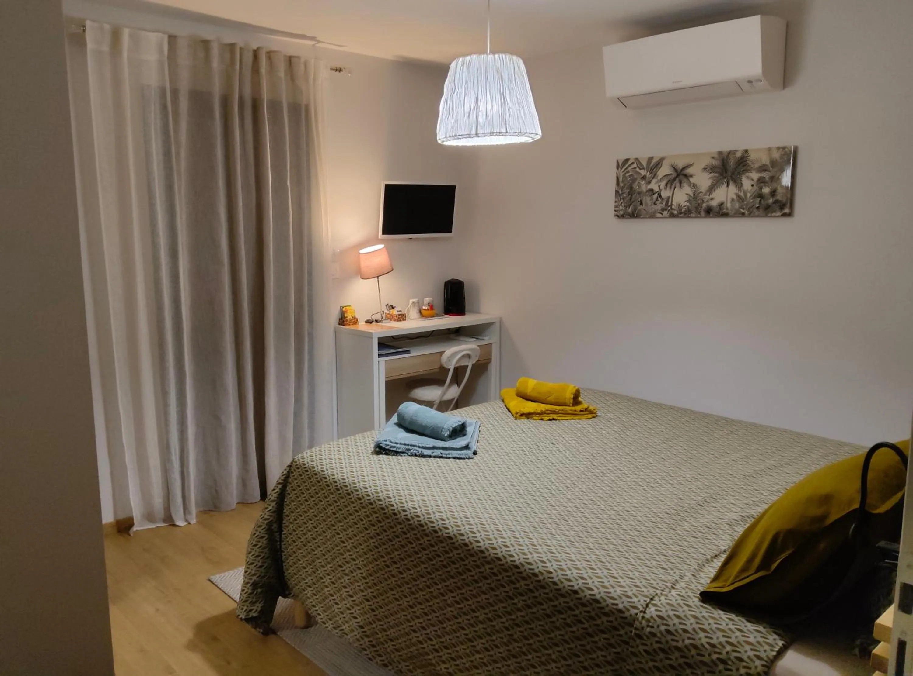 Bed in Du Côté de Chez Paule, chambre avec entrée indépendante et salle d'eau privative