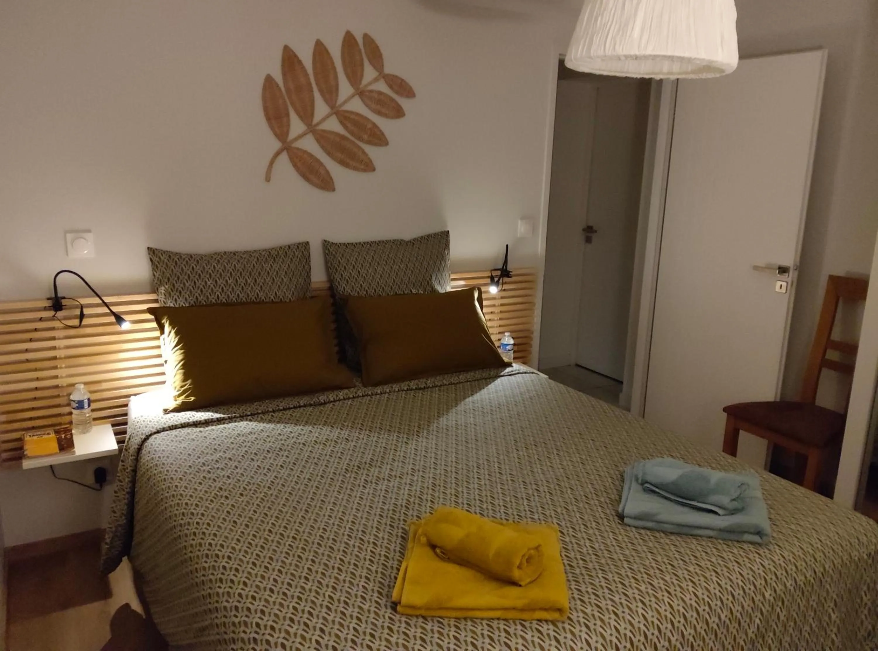 Bed in Du Côté de Chez Paule, chambre avec entrée indépendante et salle d'eau privative