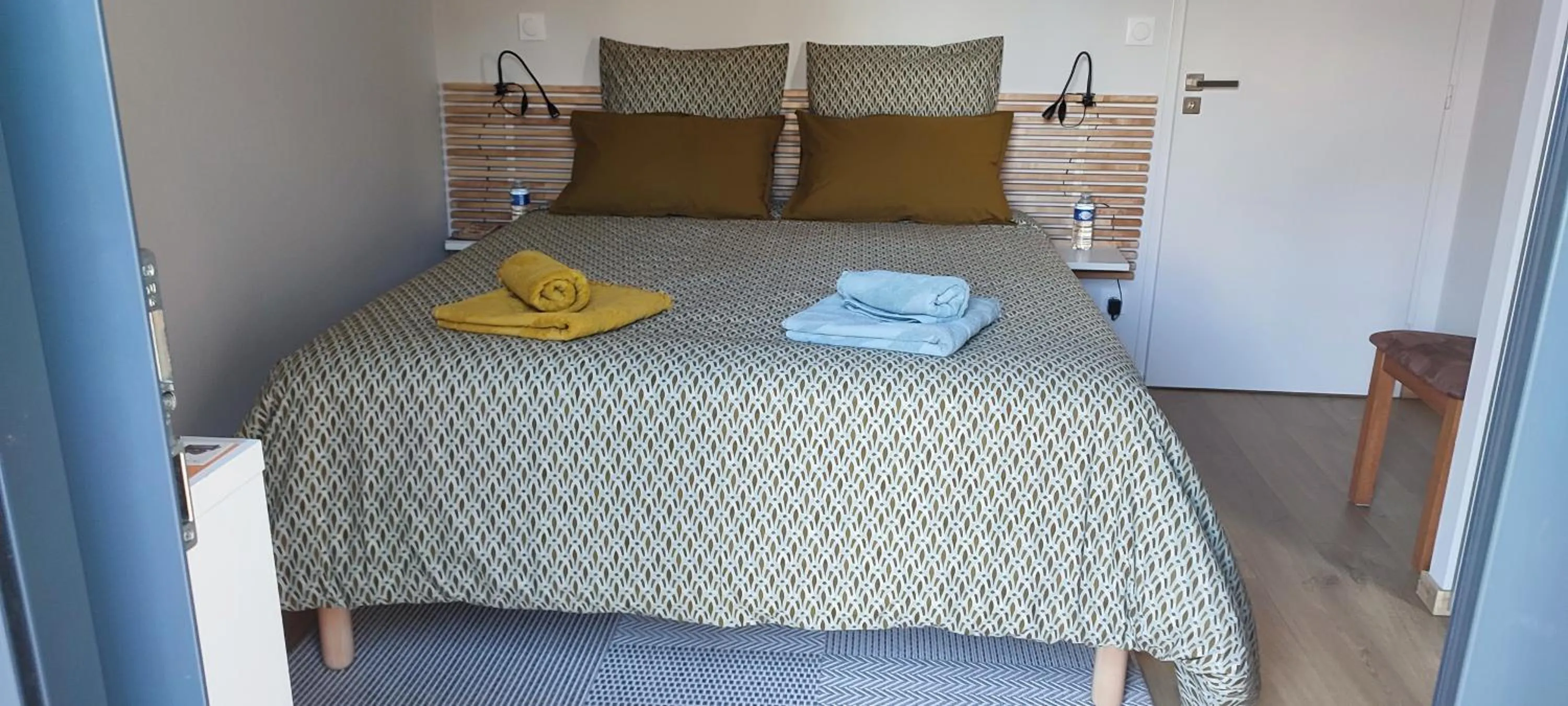 Bed in Du Côté de Chez Paule, chambre avec entrée indépendante et salle d'eau privative