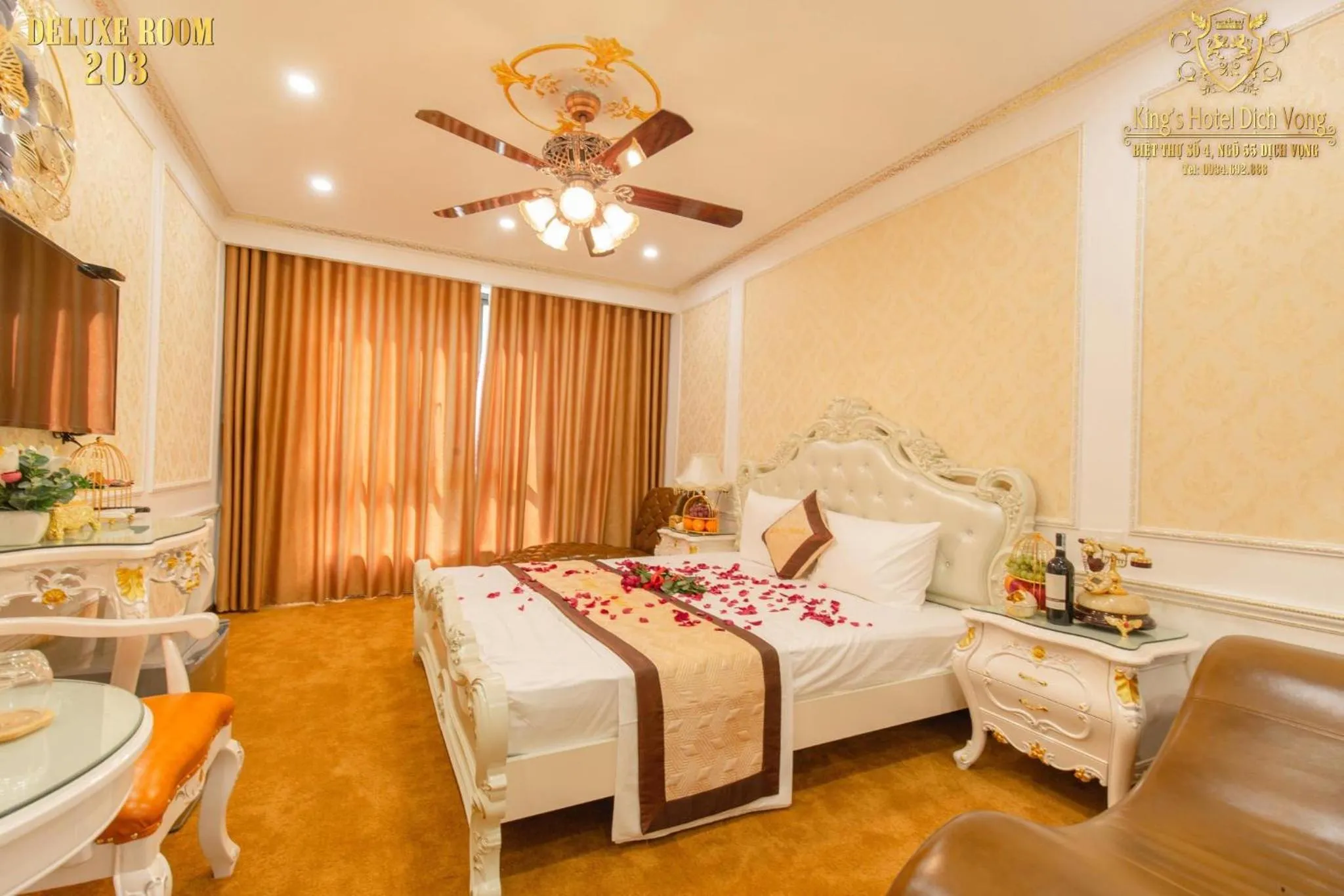 Bed in King's Hotel Dịch Vọng