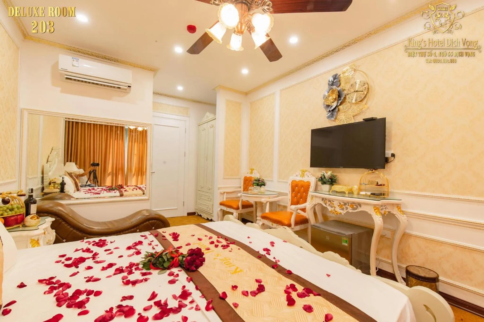 Bed in King's Hotel Dịch Vọng