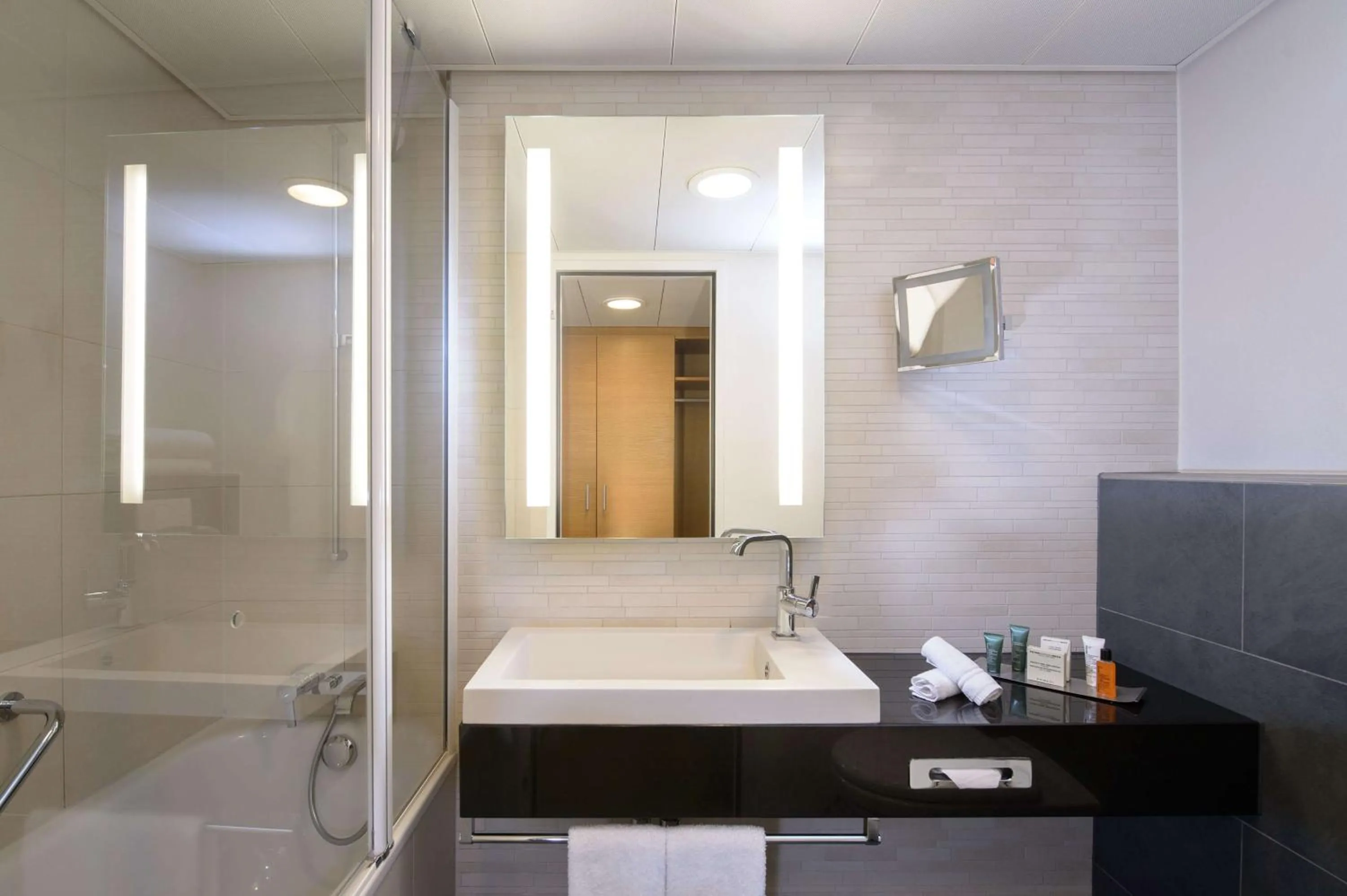 Bathroom in Hilton Zurich Airport