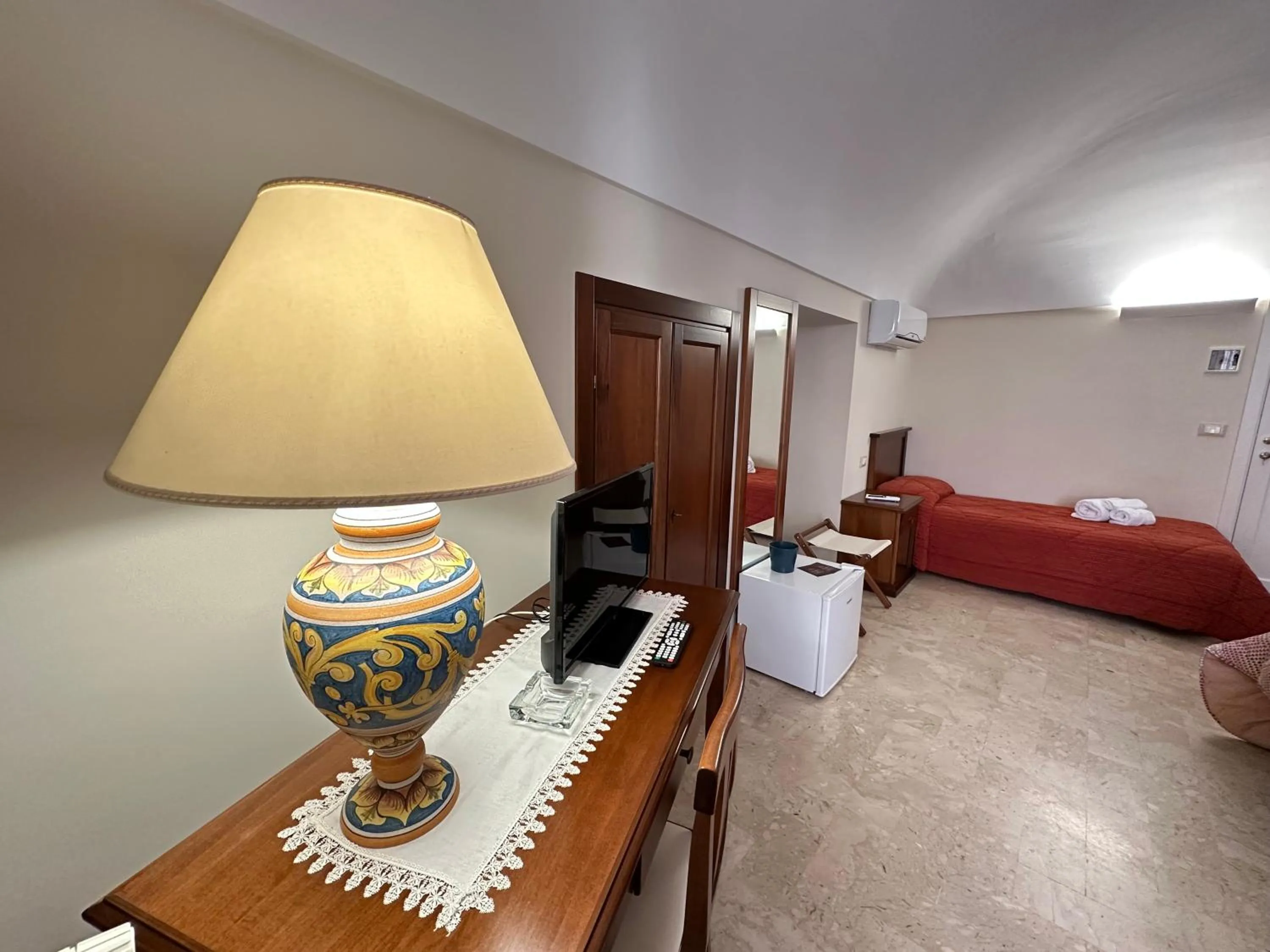 TV and multimedia, Bed in Historic B&B Apartments Home