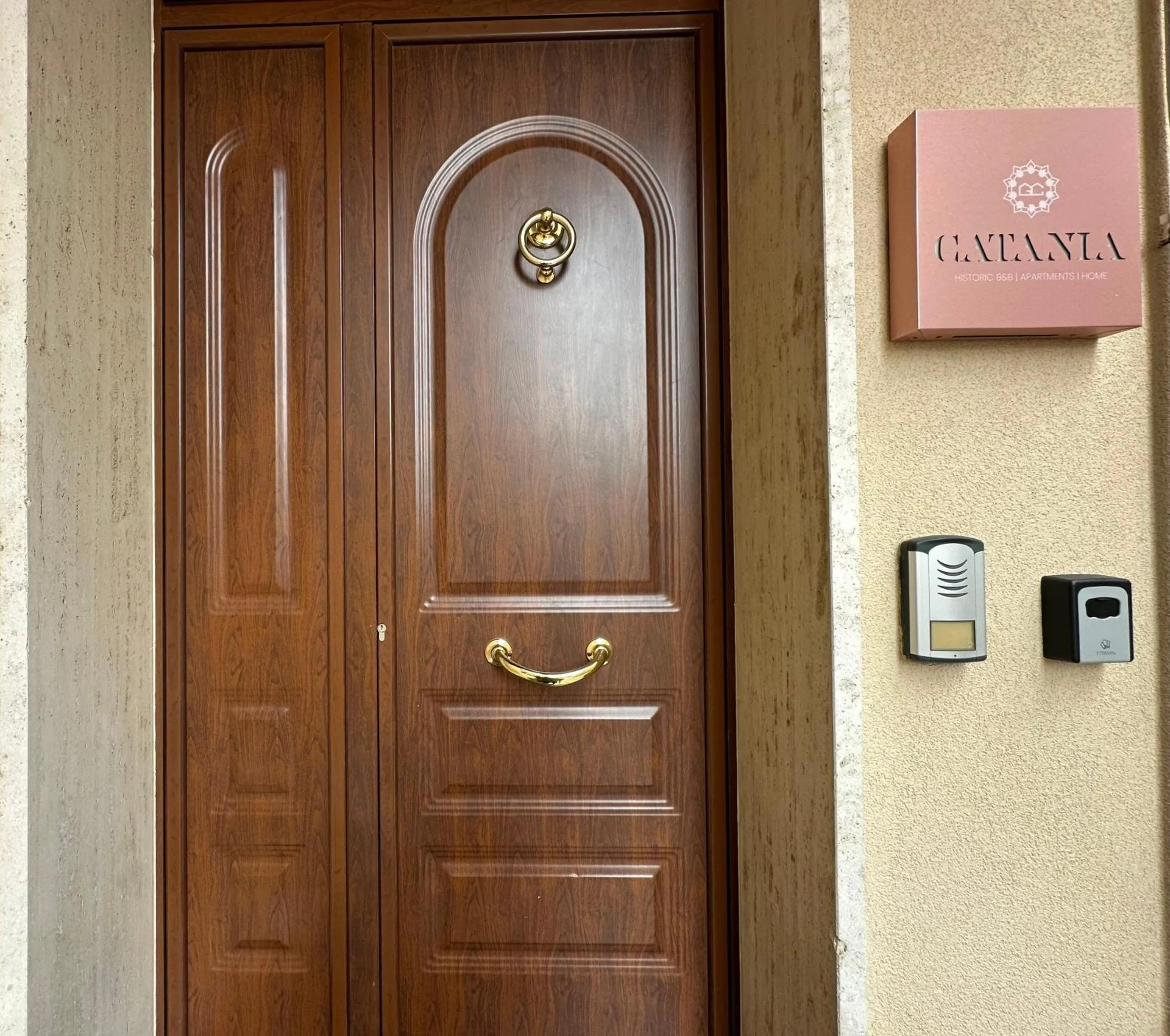 Property building in Historic B&B Apartments Home