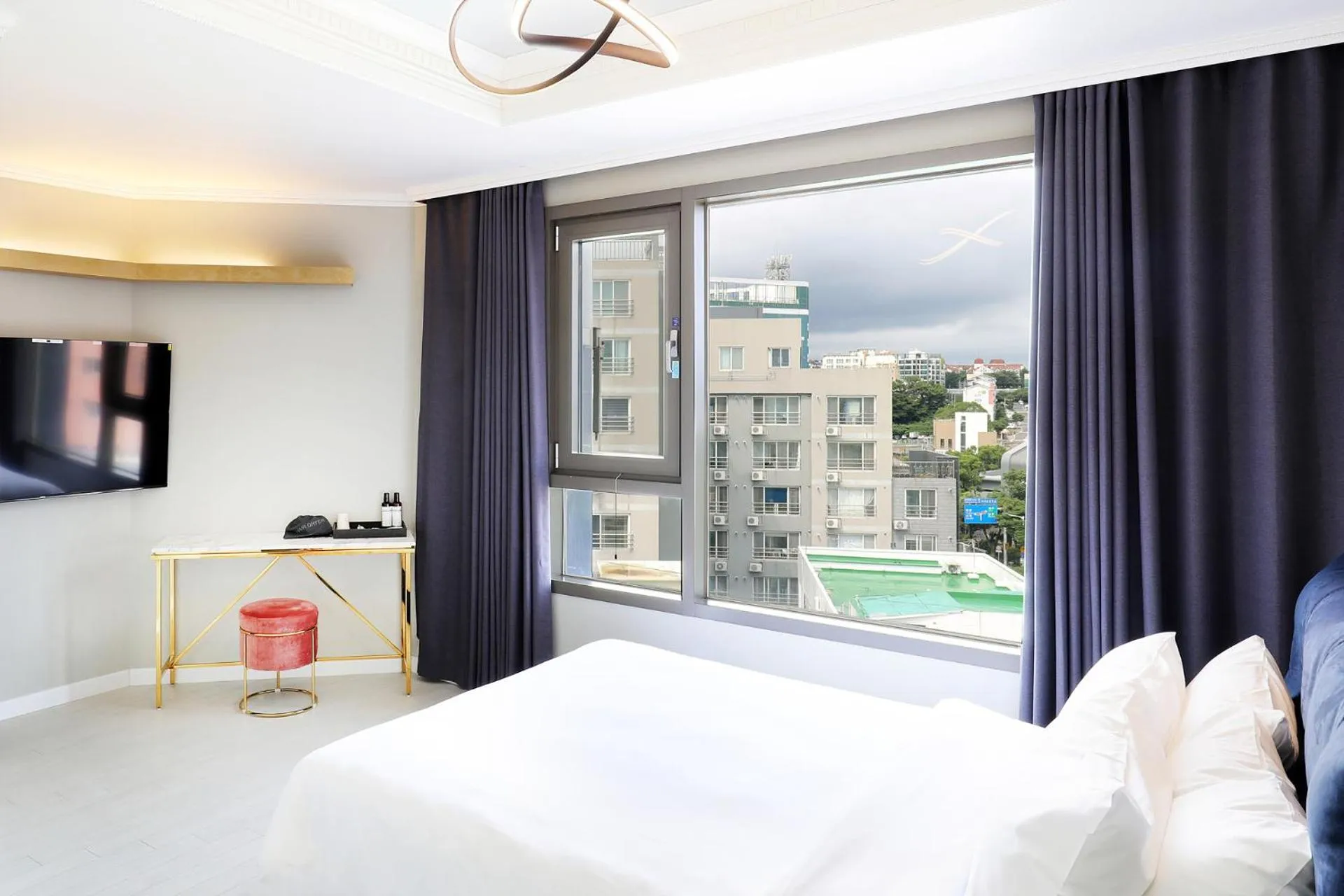 Bedroom, Bed in Cornerstone Hotel