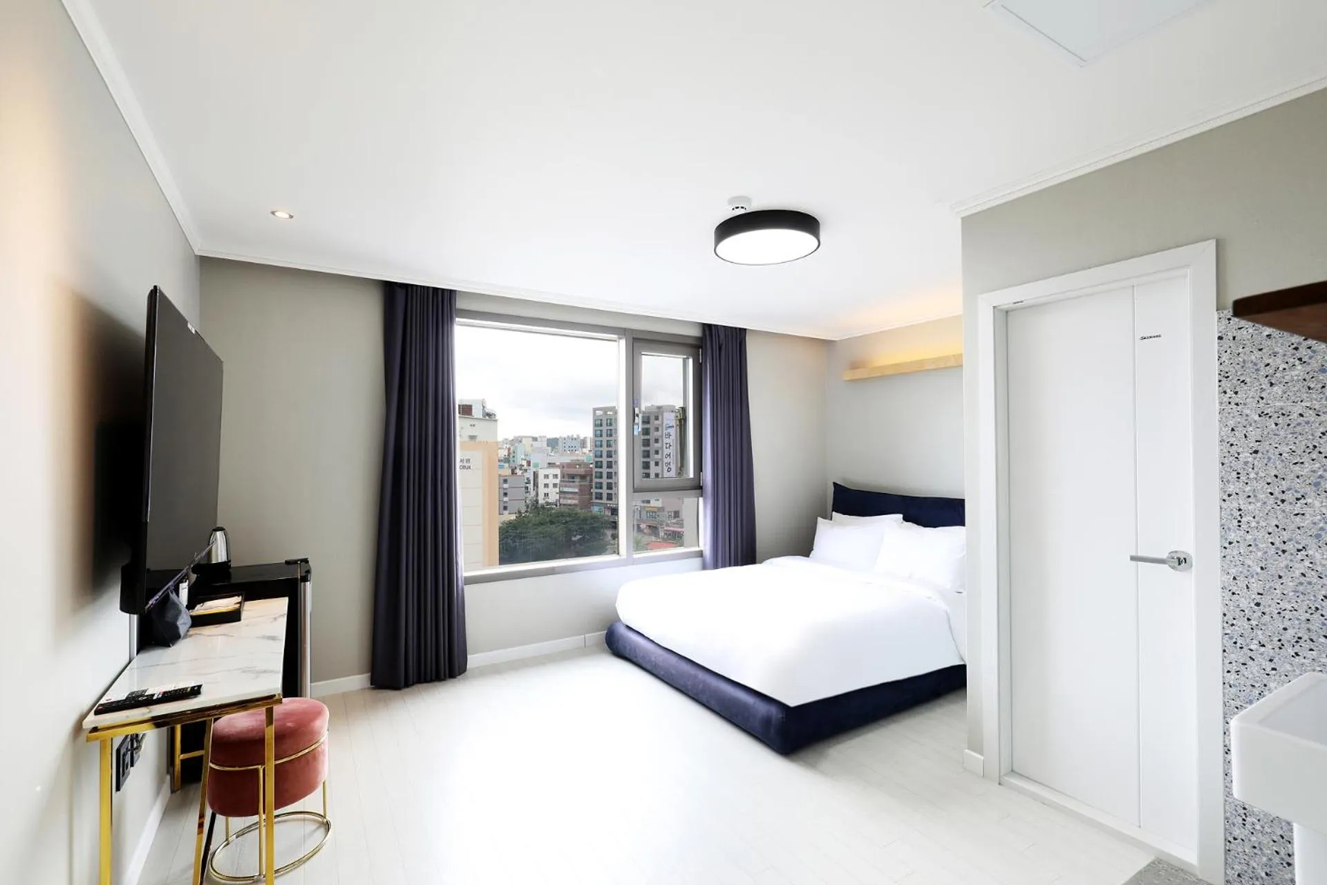 Photo of the whole room, Bed in Cornerstone Hotel