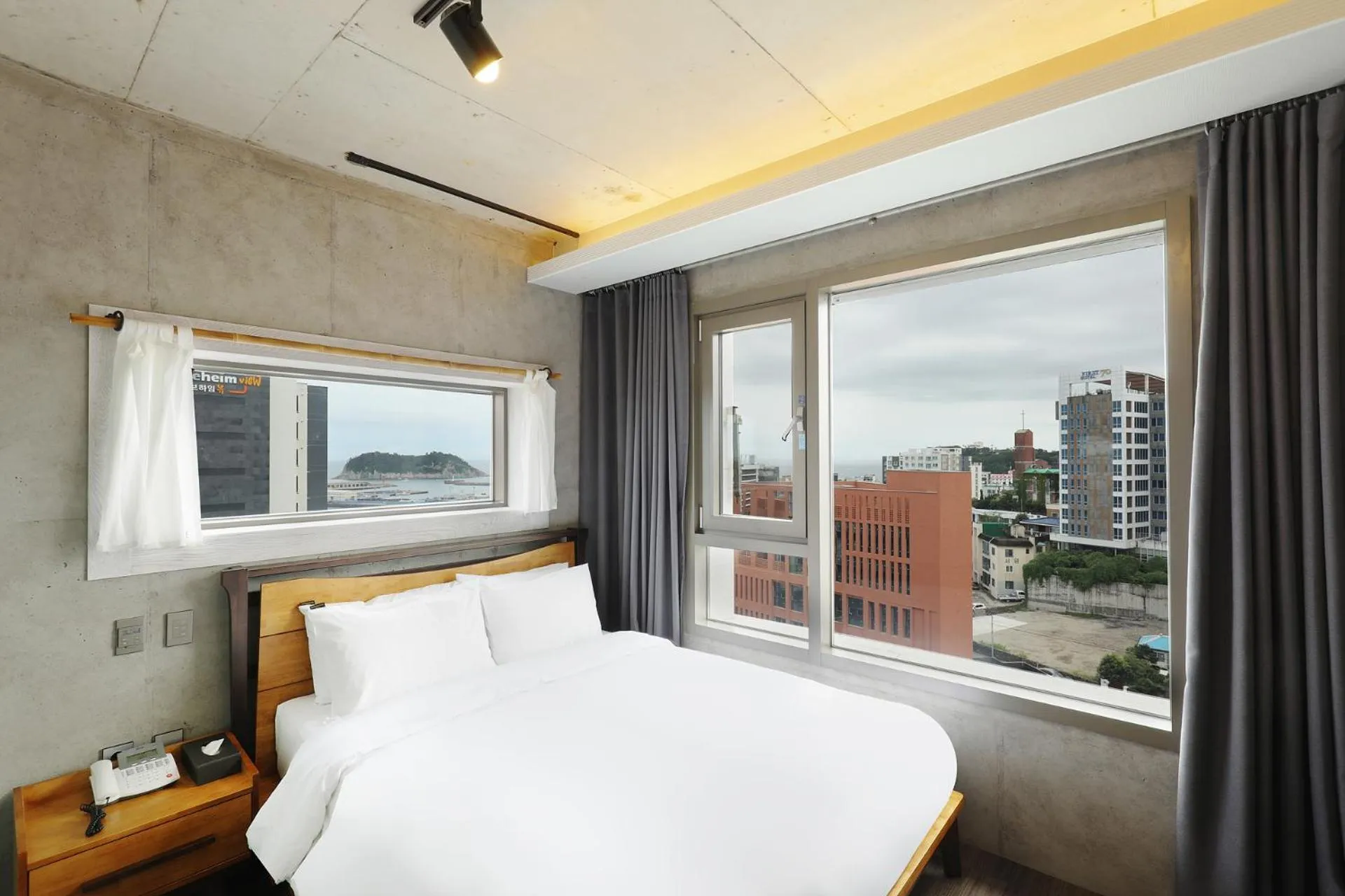 Photo of the whole room, Bed in Cornerstone Hotel