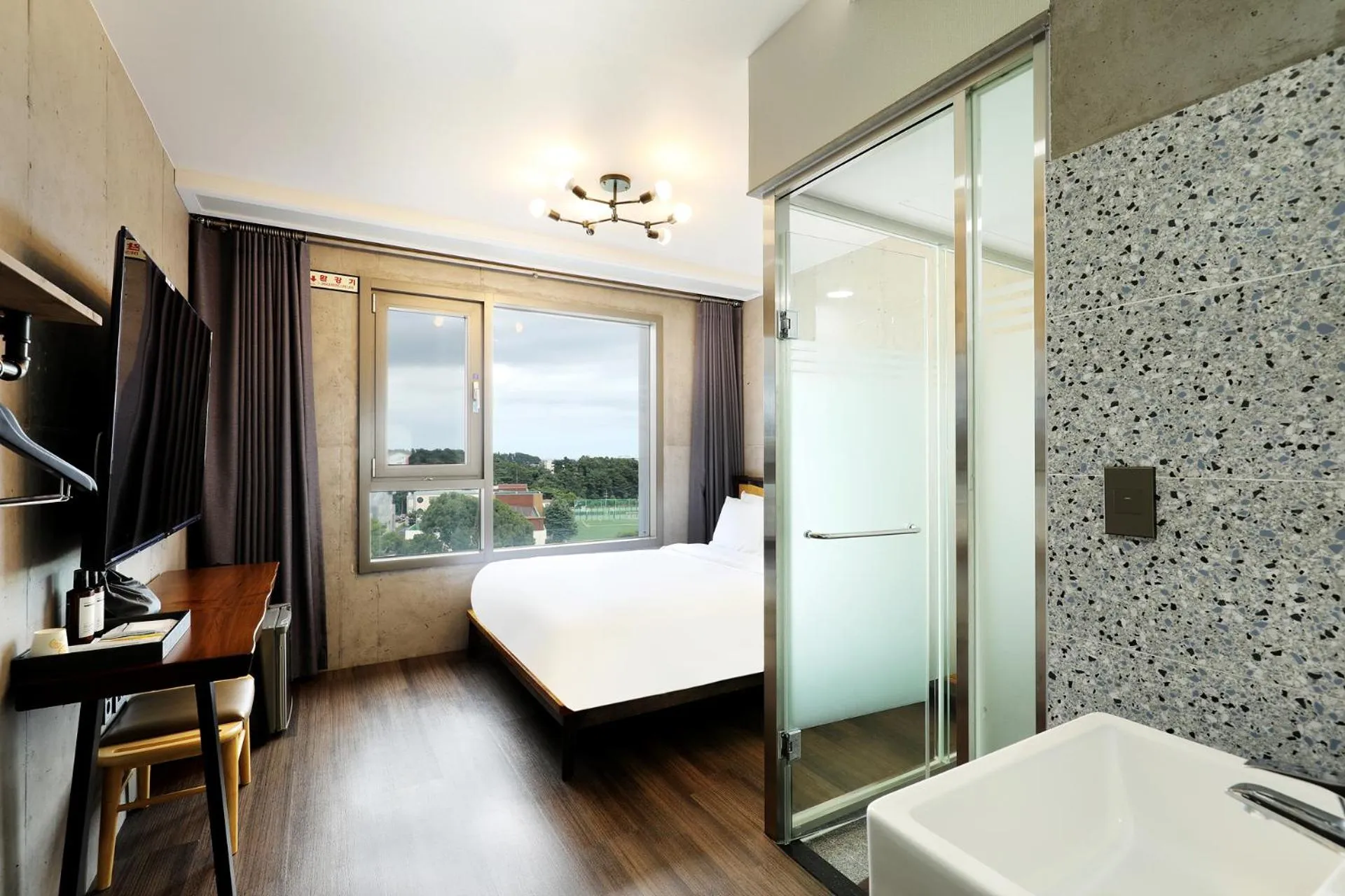 Photo of the whole room, Bed in Cornerstone Hotel