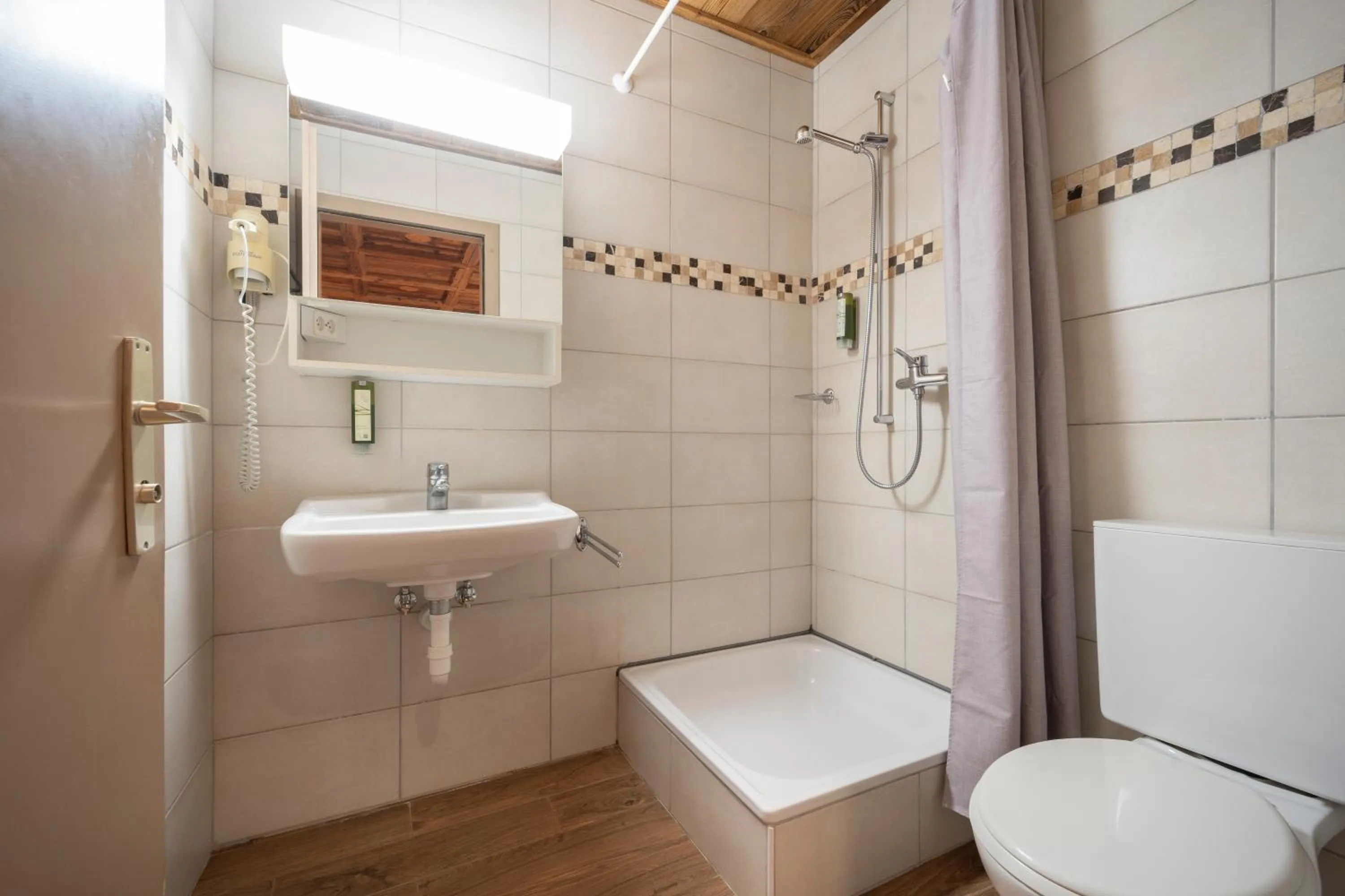Shower in Hôtel Le Grand Chalet