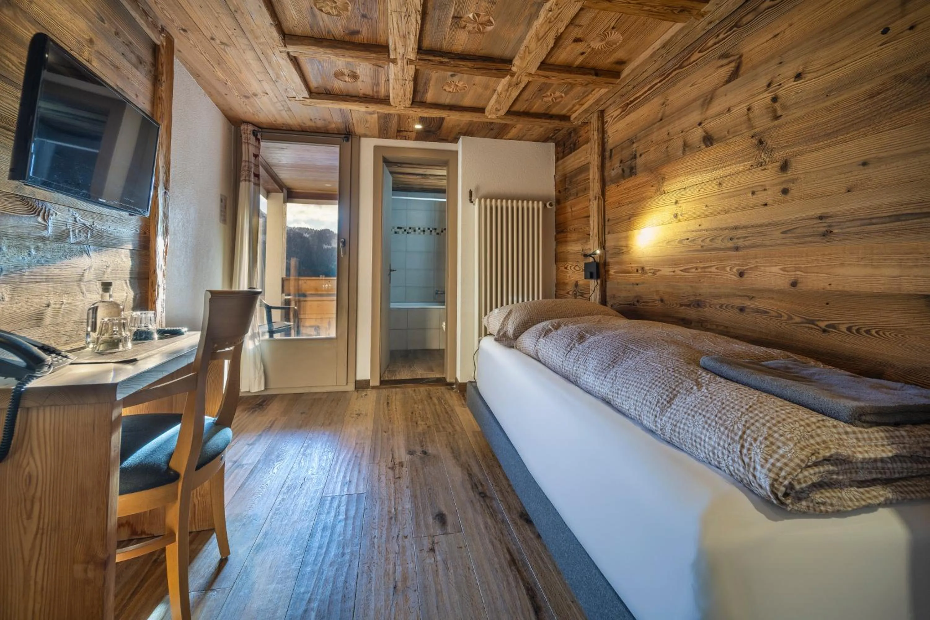 Photo of the whole room in Hôtel Le Grand Chalet