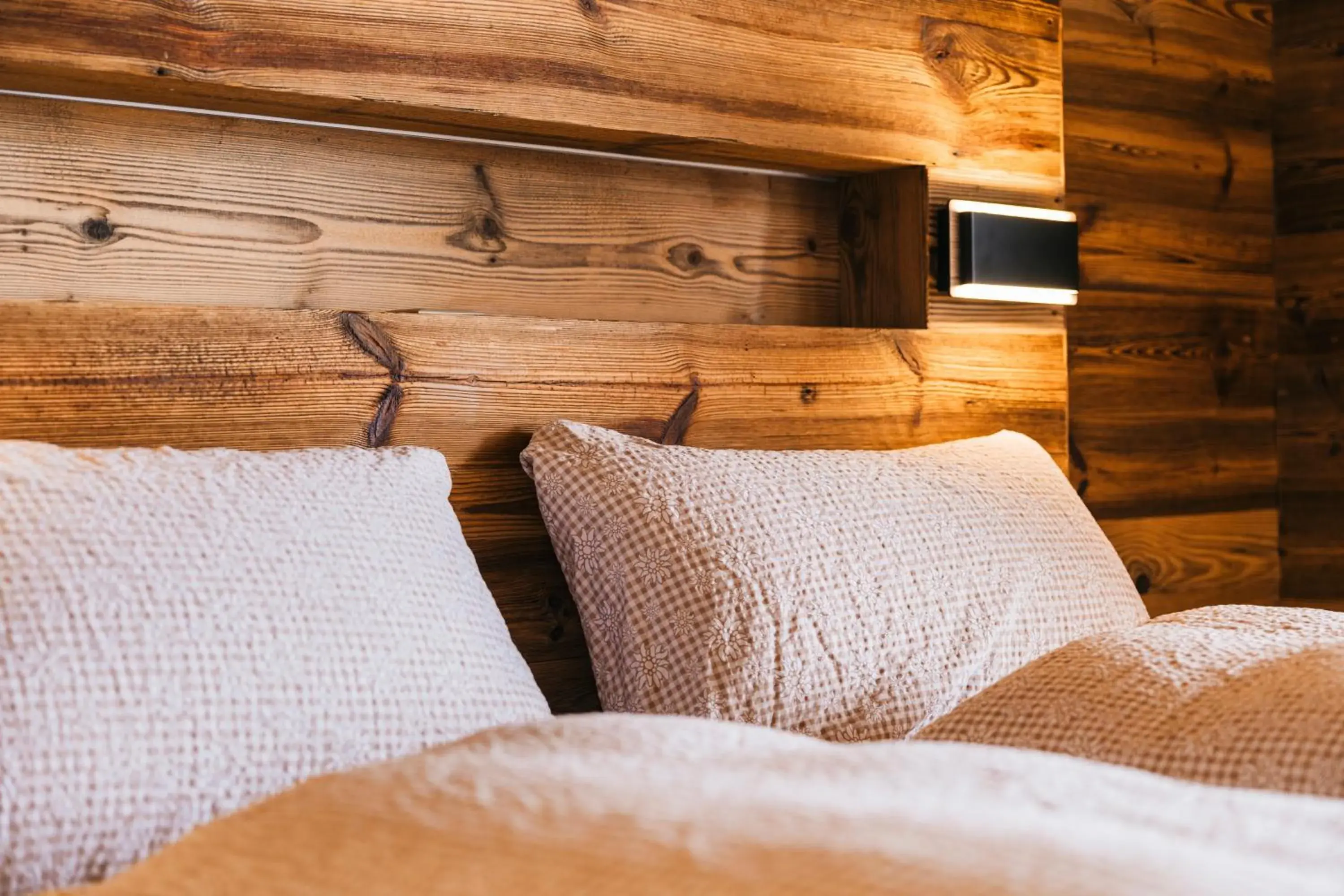 Corner Twin Room with Balcony in Hôtel Le Grand Chalet Corner Twin Room with Balcony in Hôtel Le Grand Chalet