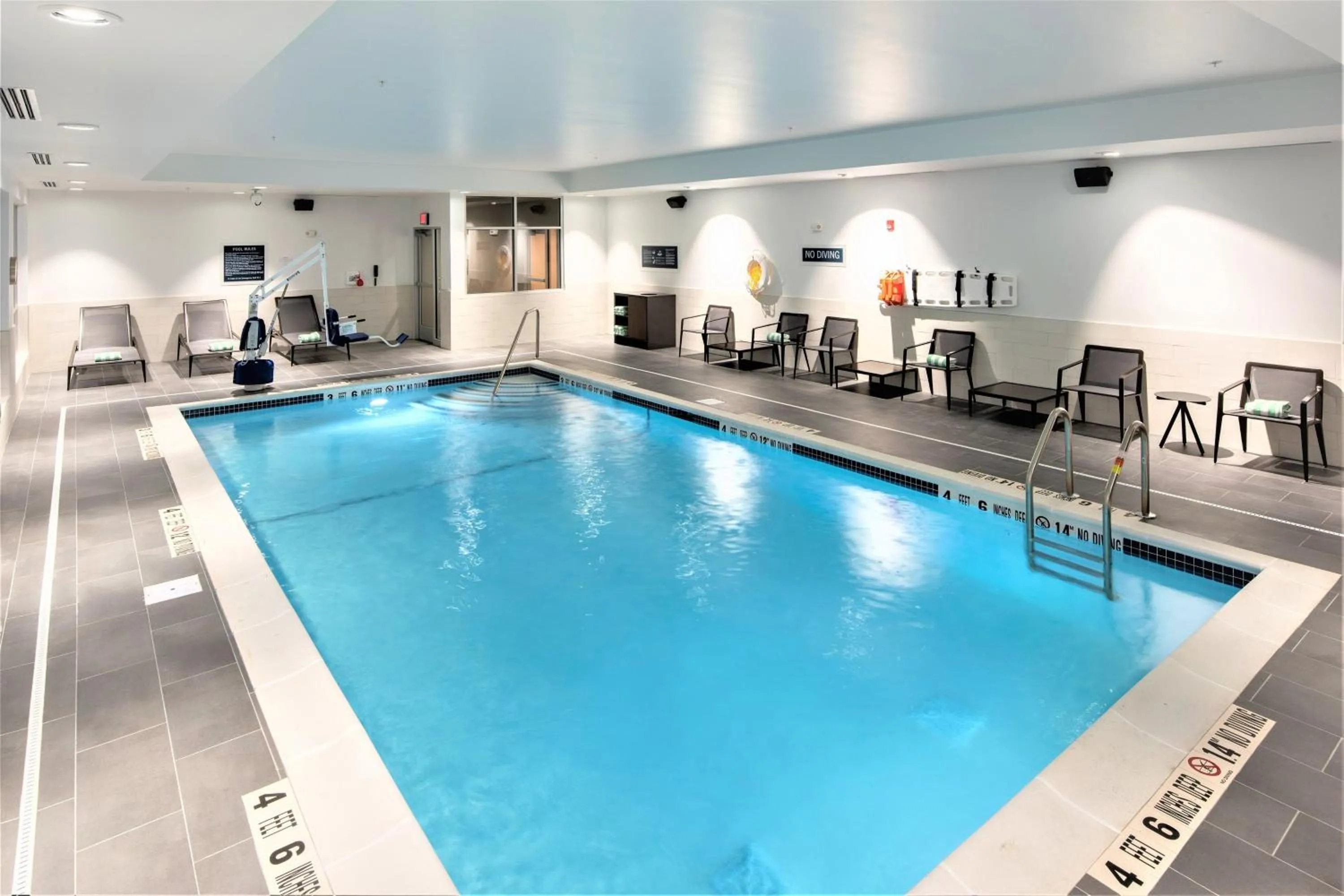 Swimming pool in Four Points by Sheraton Albany
