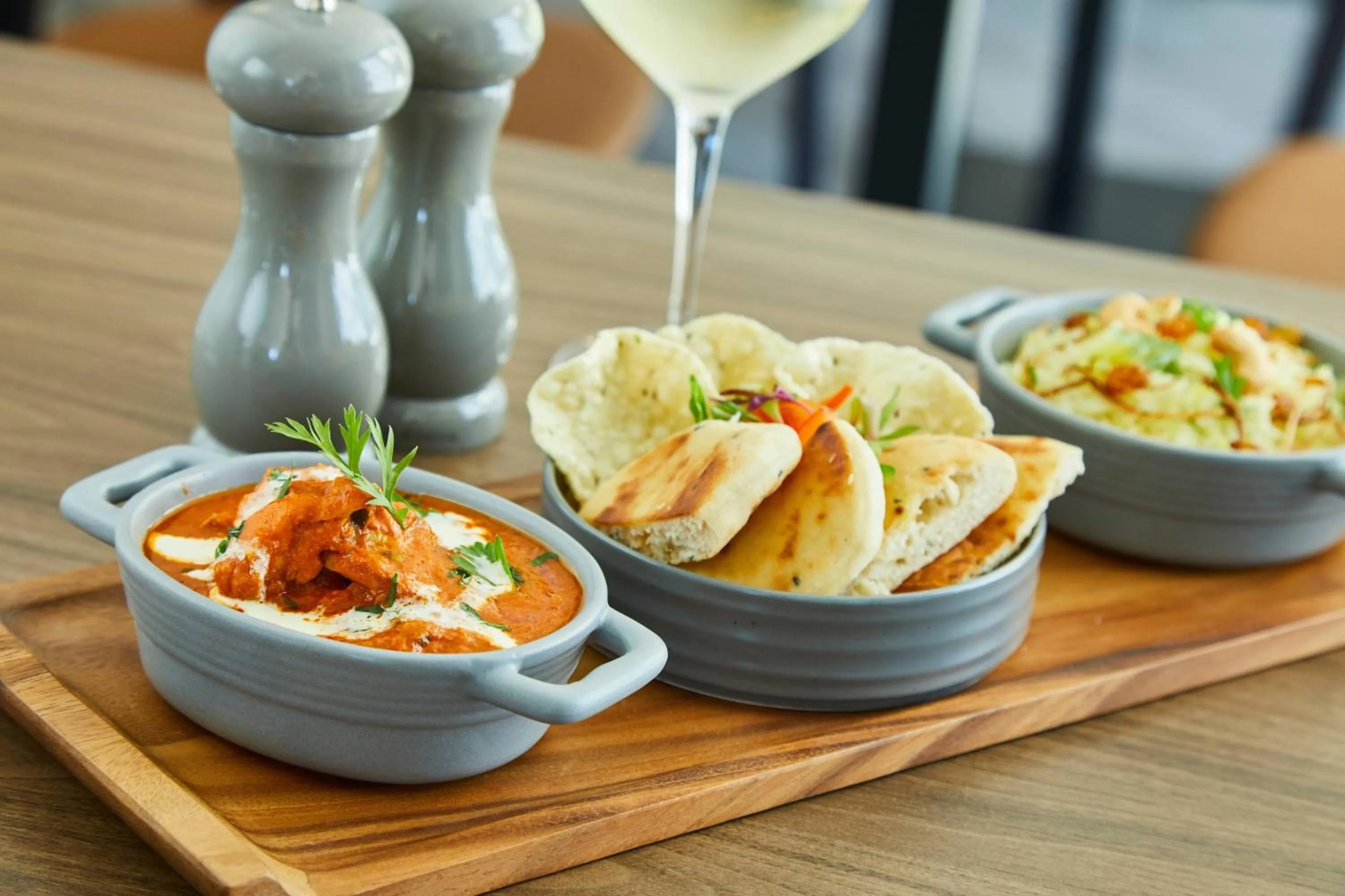 Lounge or bar in Courtyard by Marriott London Heathrow Airport