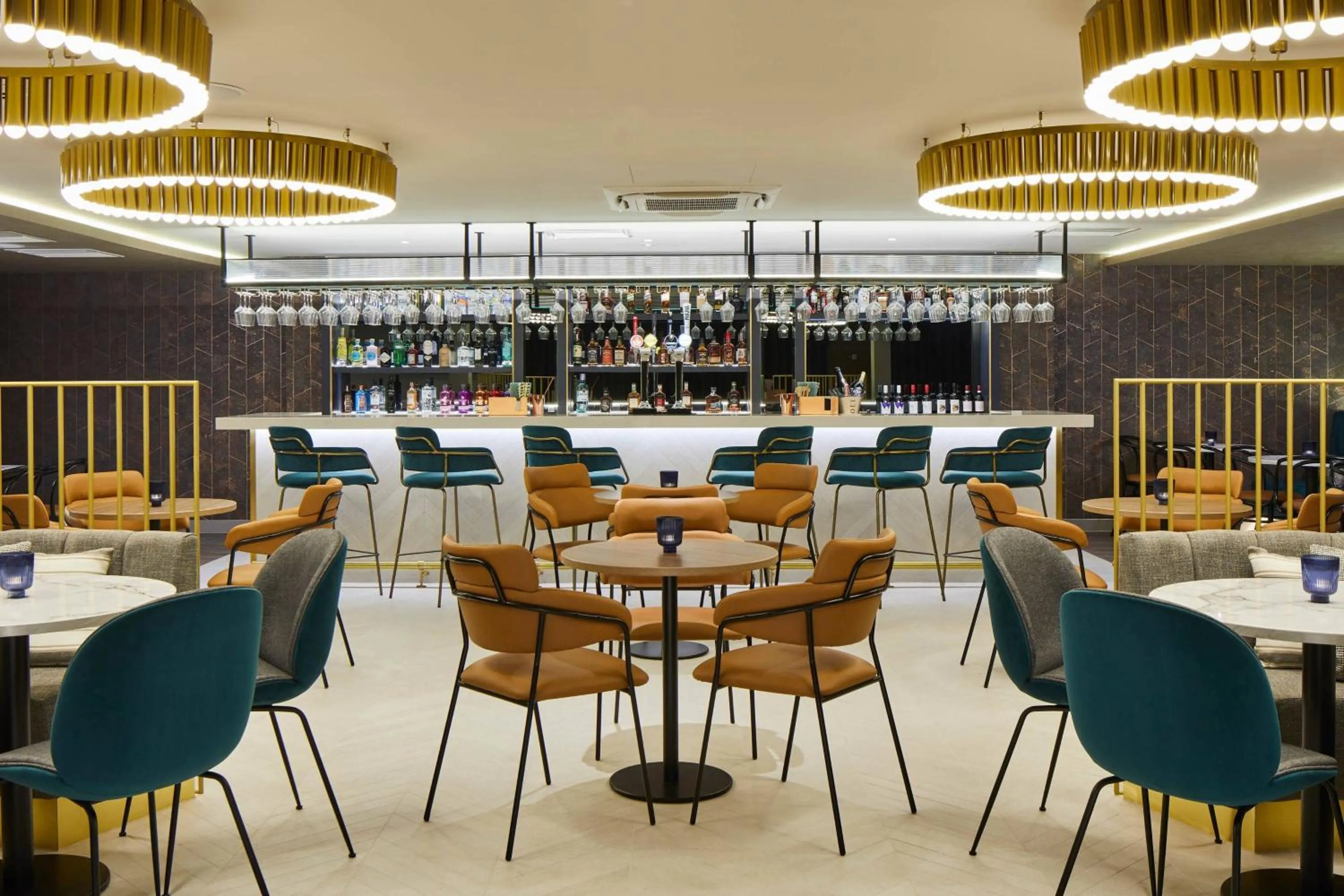 Lounge or bar in Courtyard by Marriott London Heathrow Airport