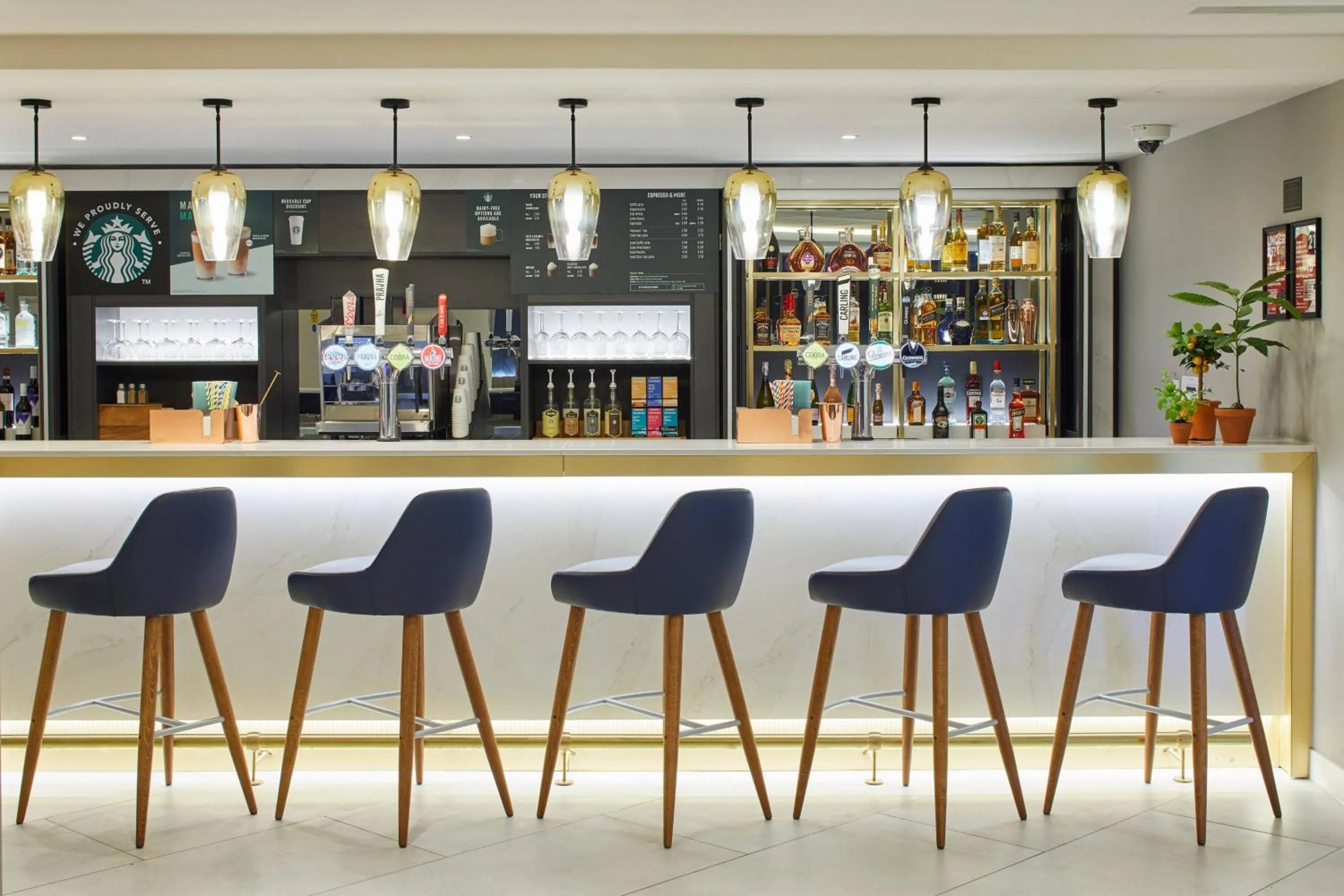 Lounge or bar in Courtyard by Marriott London Heathrow Airport