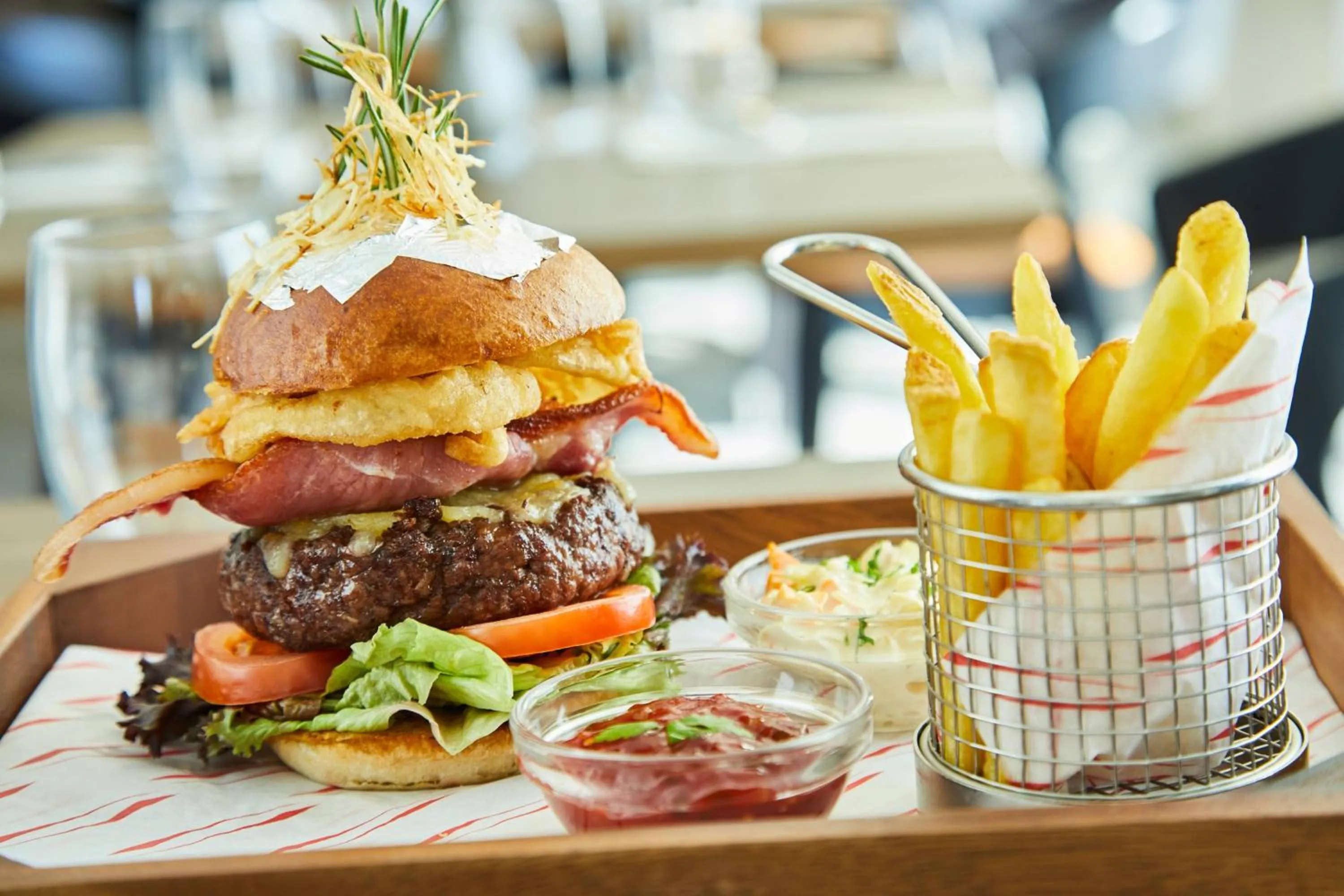 Lounge or bar in Courtyard by Marriott London Heathrow Airport