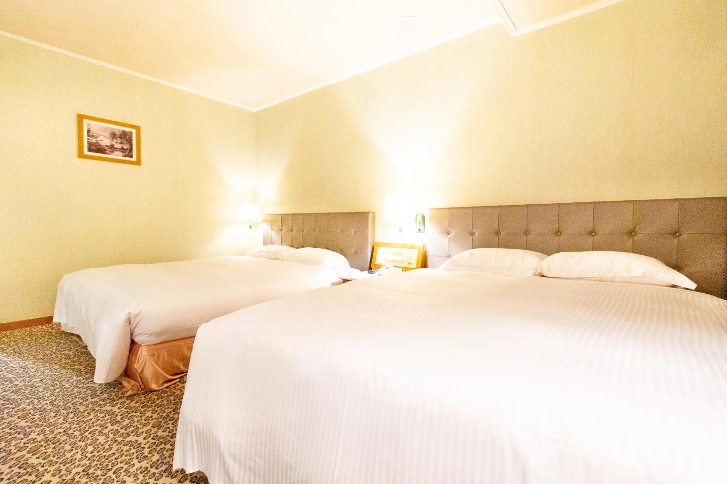 Property building, Bed in Daniel Motel