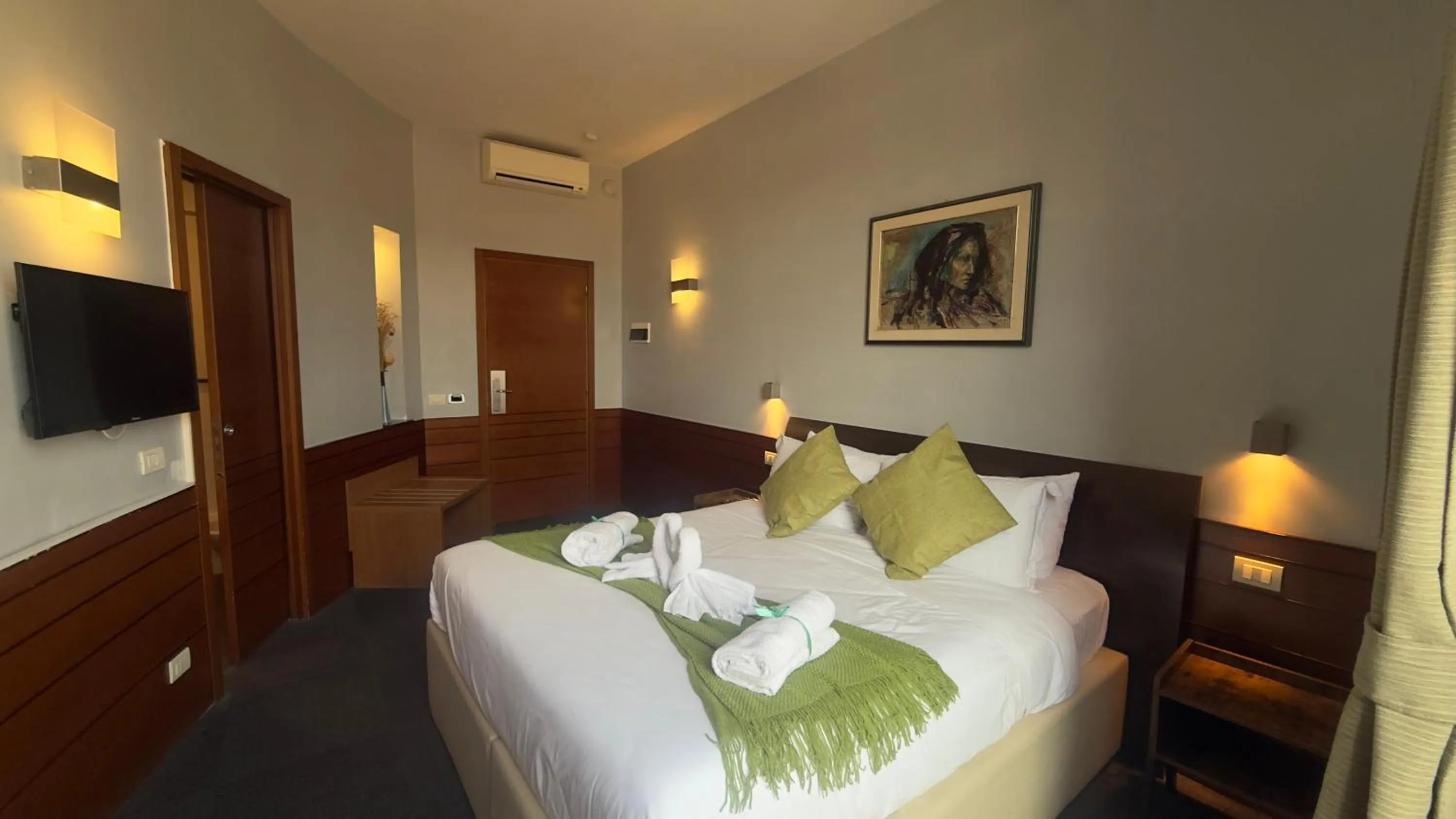 Bedroom, Bed in Romalive Hotel