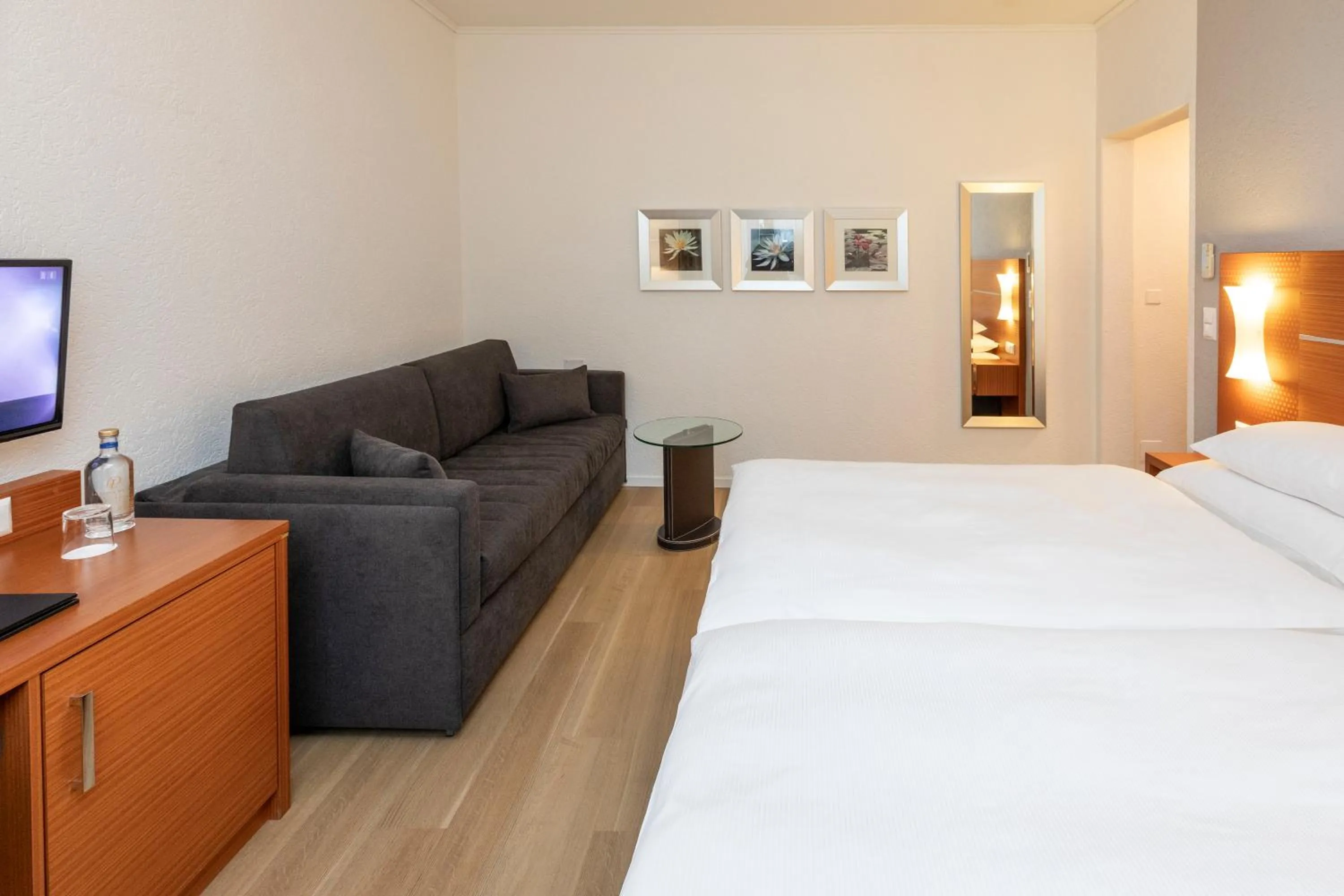 Photo of the whole room, Bed in Hotel la Palma au Lac