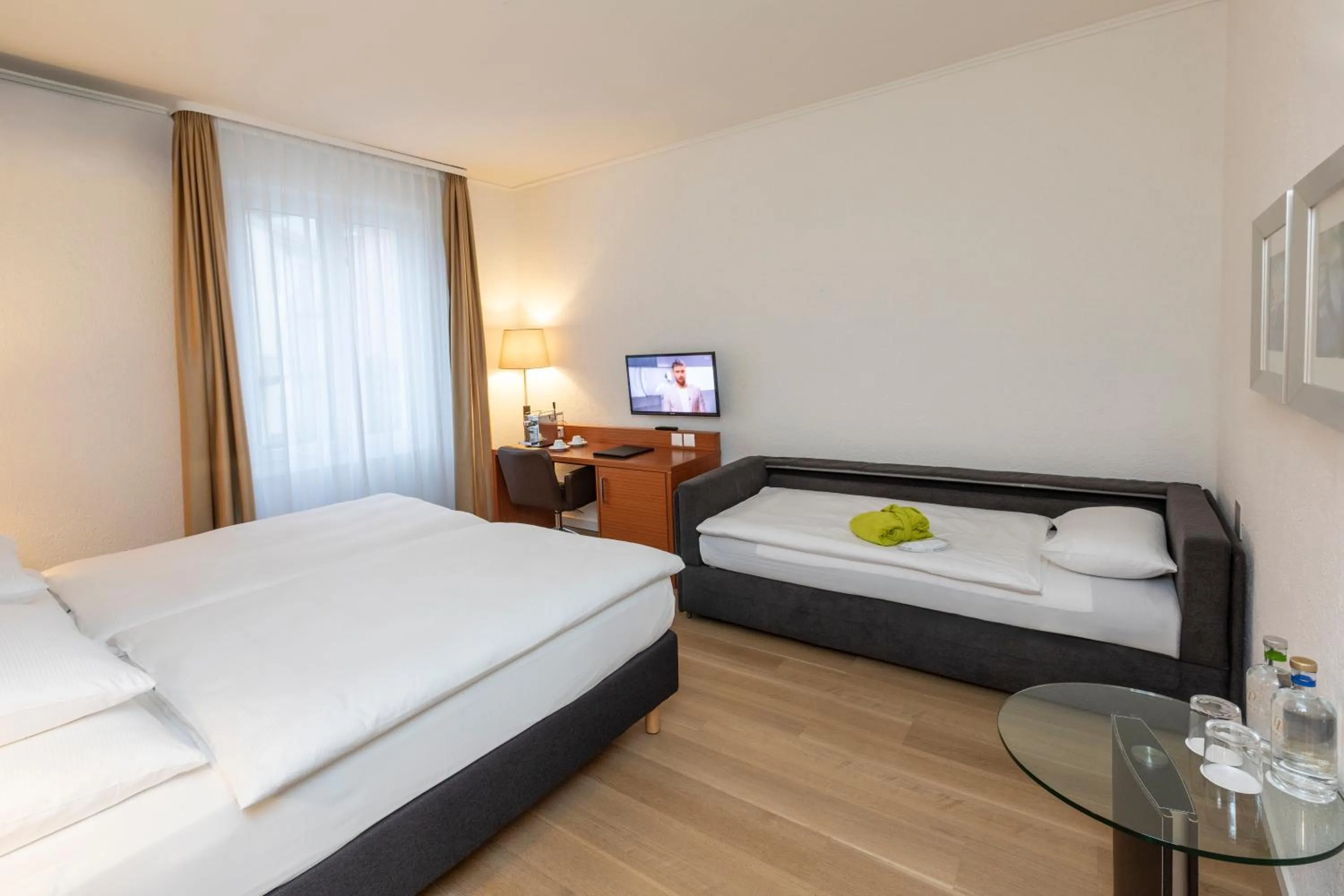 Bedroom, Bed in Hotel la Palma au Lac