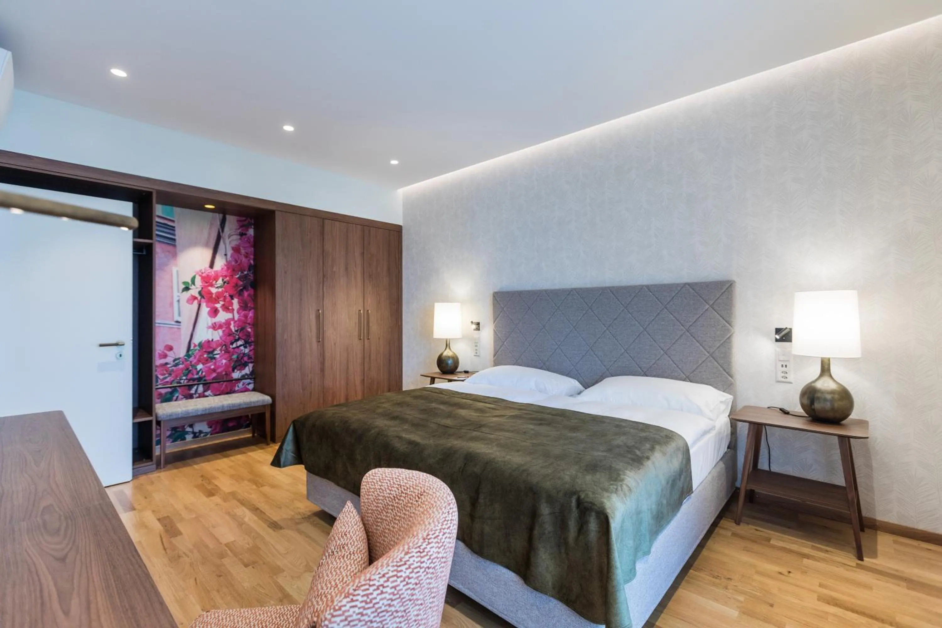 Photo of the whole room, Bed in Hotel la Palma au Lac