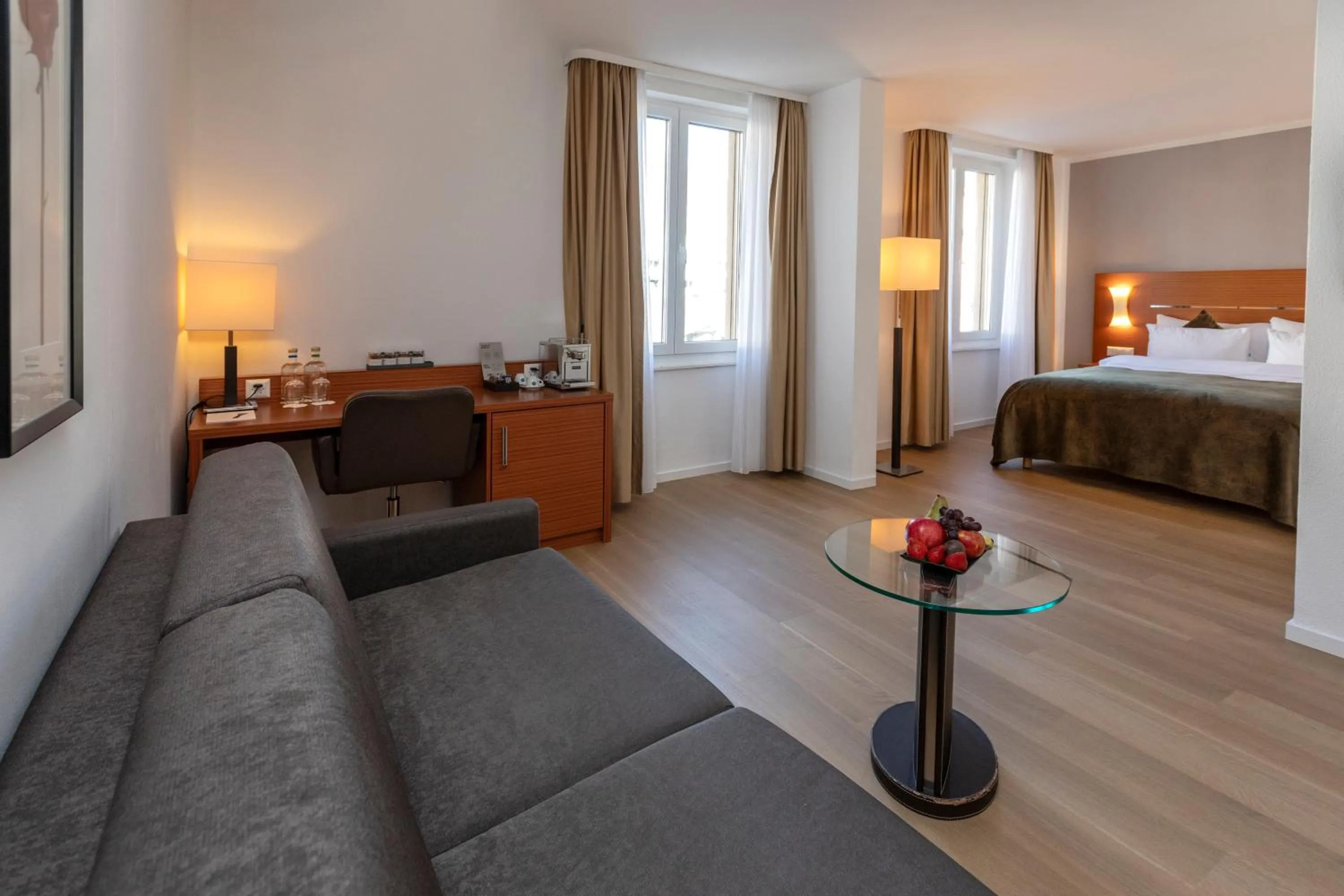 Living room, Bed in Hotel la Palma au Lac