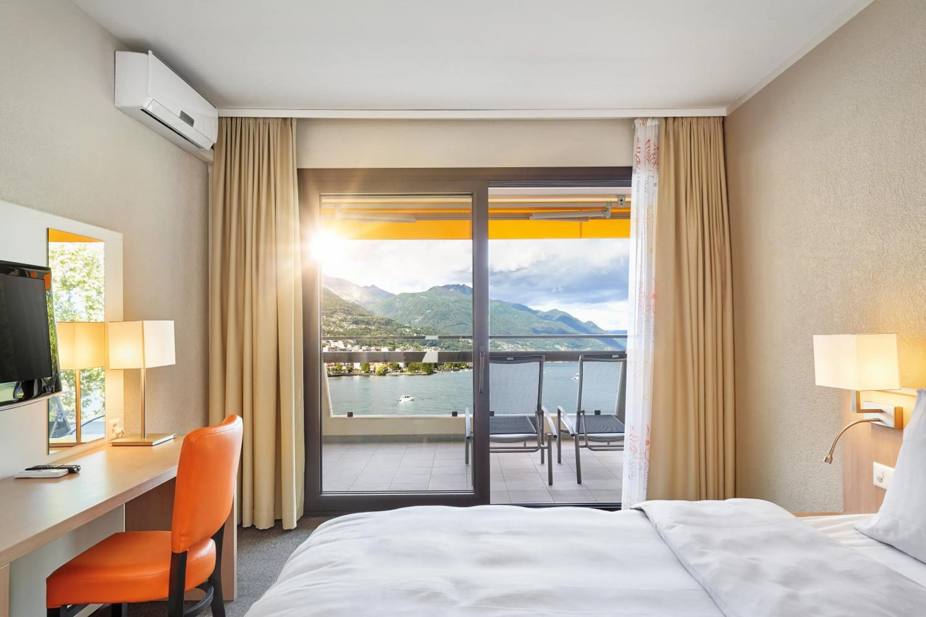 View (from property/room), Bed in H4 Hotel Arcadia Locarno