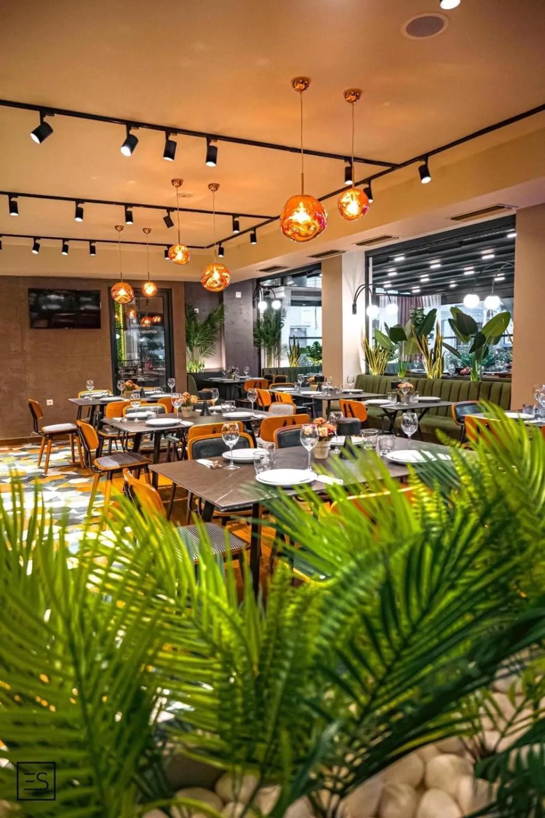 Restaurant/places to eat in Grand Central Hotel