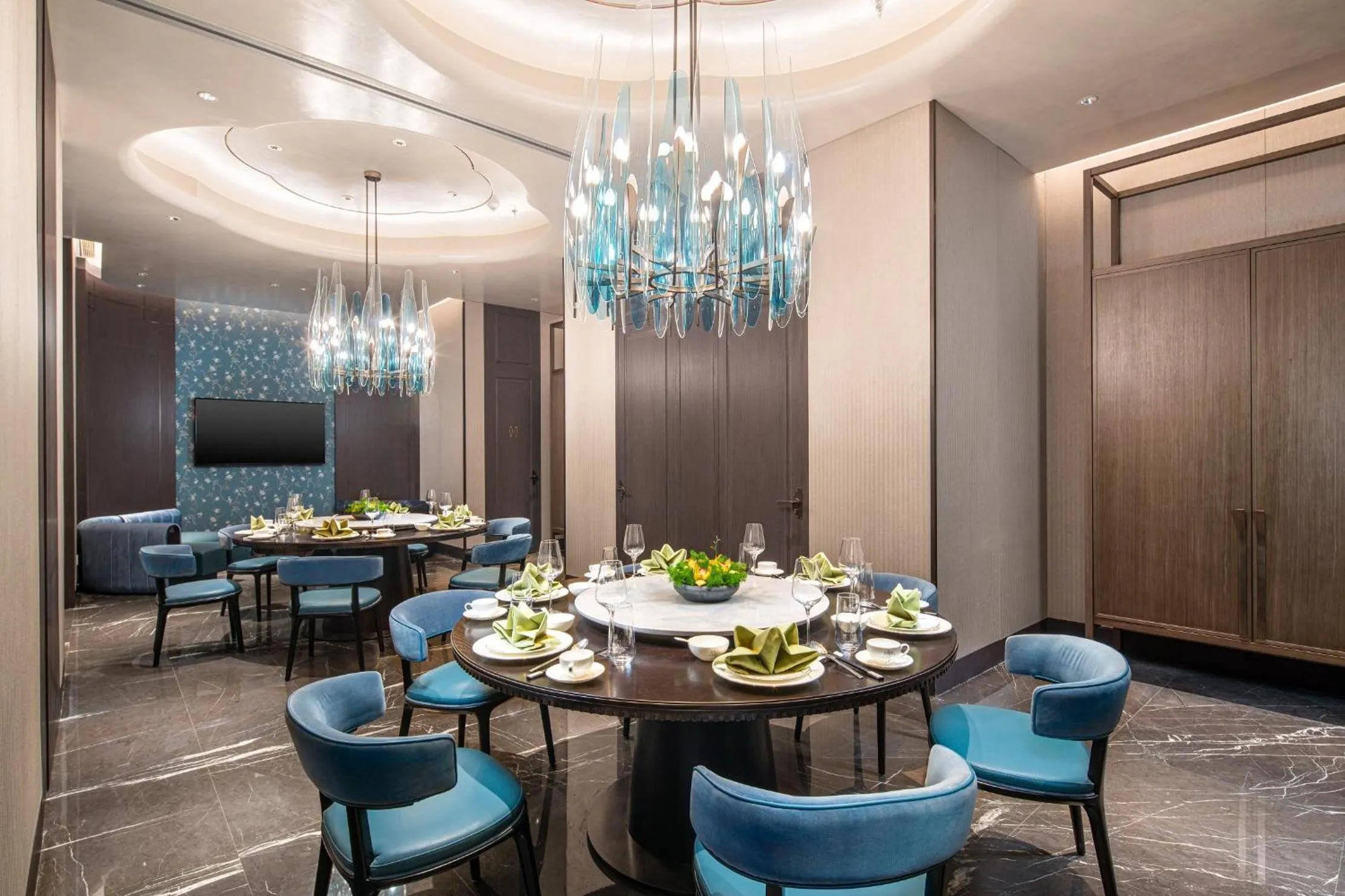 Restaurant/places to eat in Crowne Plaza Shanghai Hongqiao by IHG