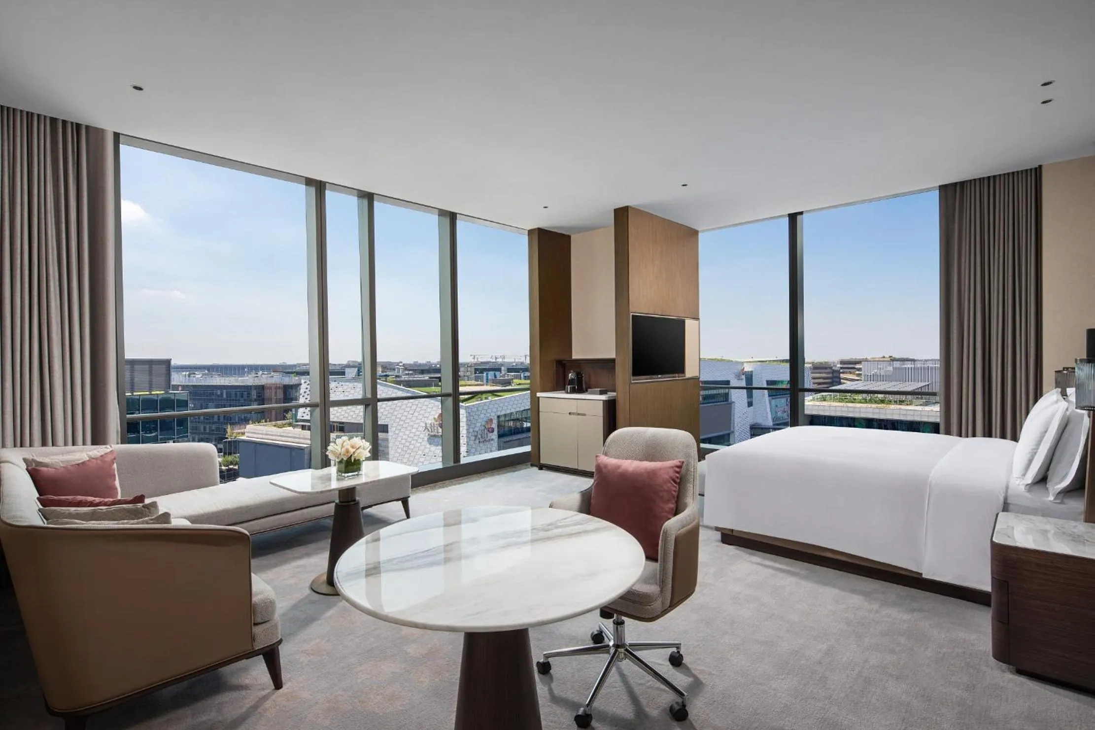 Photo of the whole room, Bed in Crowne Plaza Shanghai Hongqiao by IHG