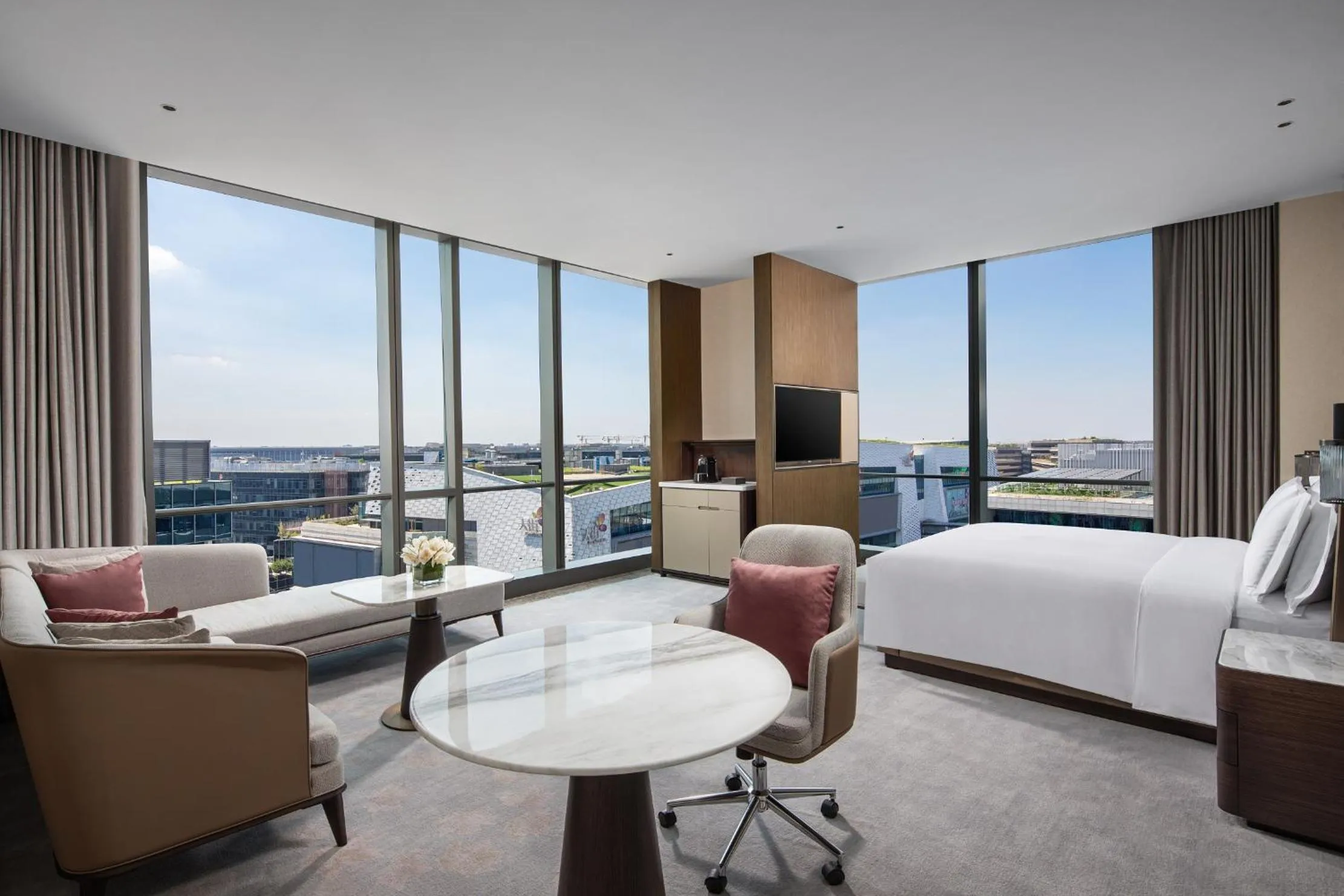 Bedroom, Bed in Crowne Plaza Shanghai Hongqiao by IHG