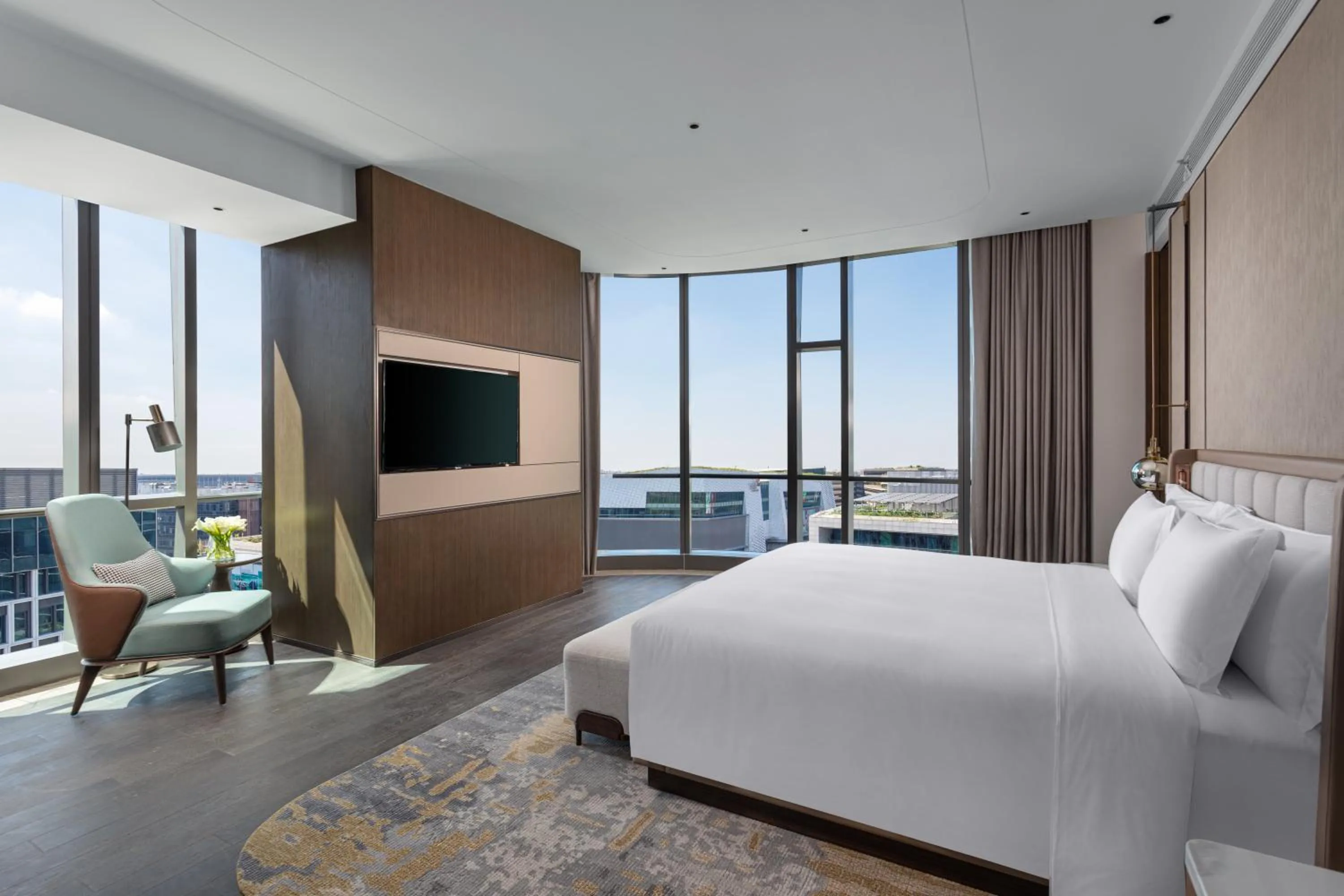 Photo of the whole room, Bed in Crowne Plaza Shanghai Hongqiao by IHG