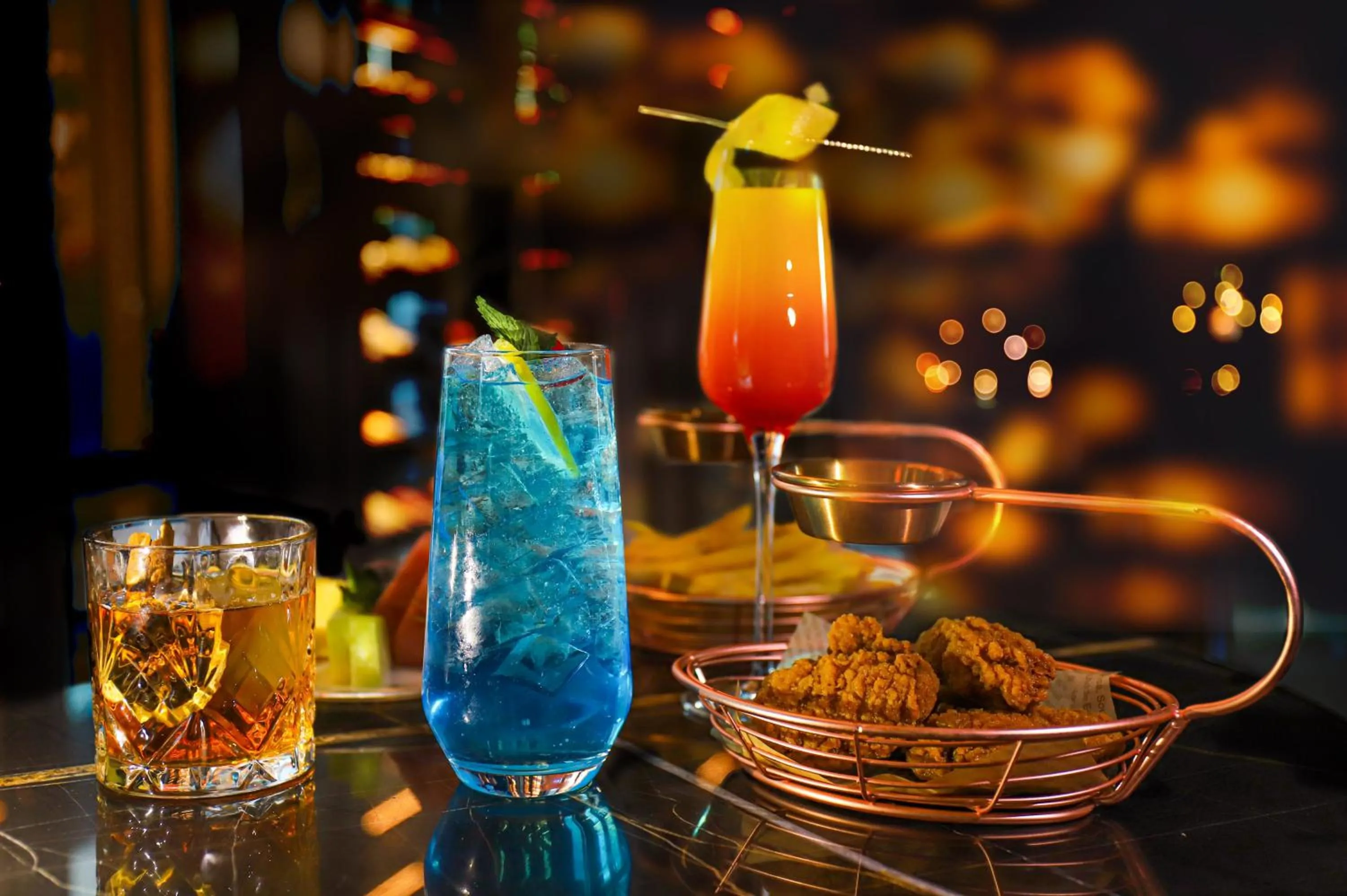 Lounge or bar in Crowne Plaza Shanghai Hongqiao by IHG