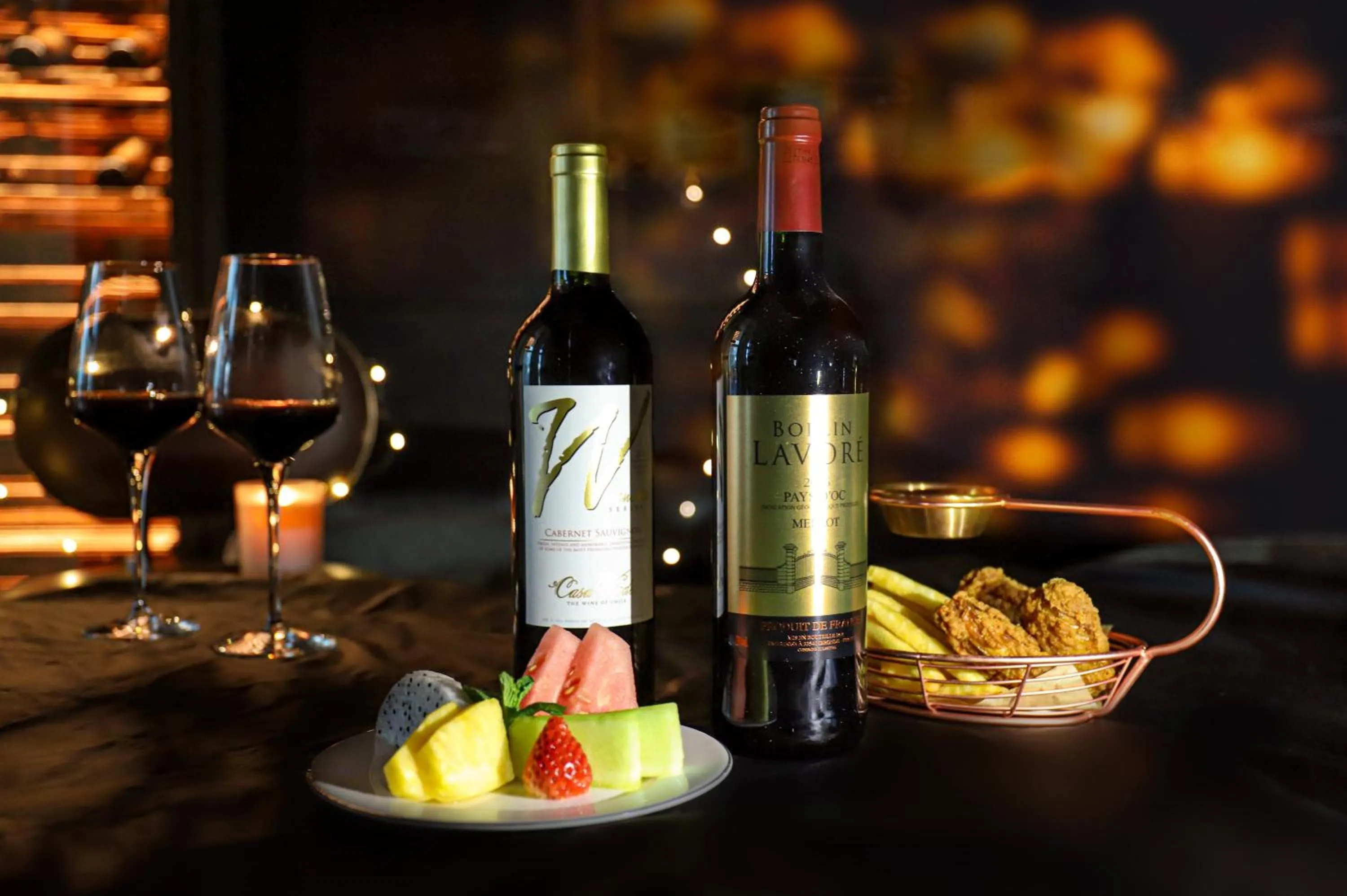 Lounge or bar in Crowne Plaza Shanghai Hongqiao by IHG