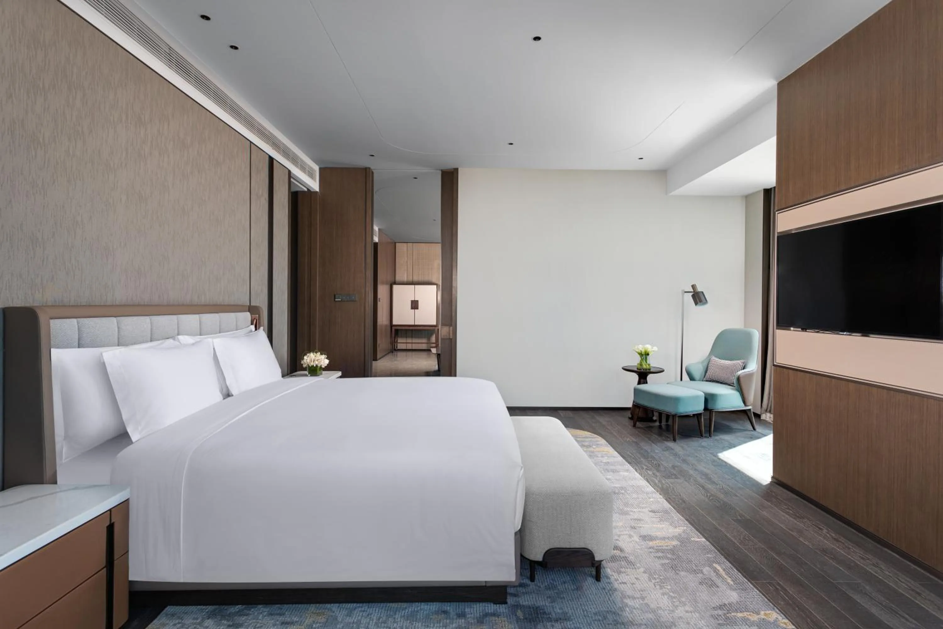 Bedroom, Bed in Crowne Plaza Shanghai Hongqiao by IHG