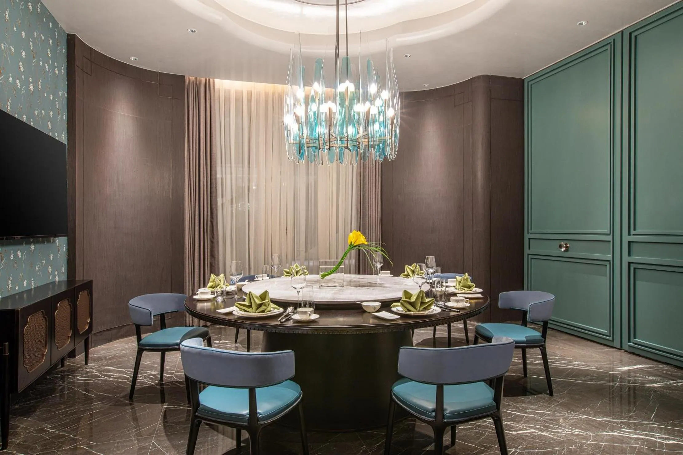 Restaurant/places to eat in Crowne Plaza Shanghai Hongqiao by IHG