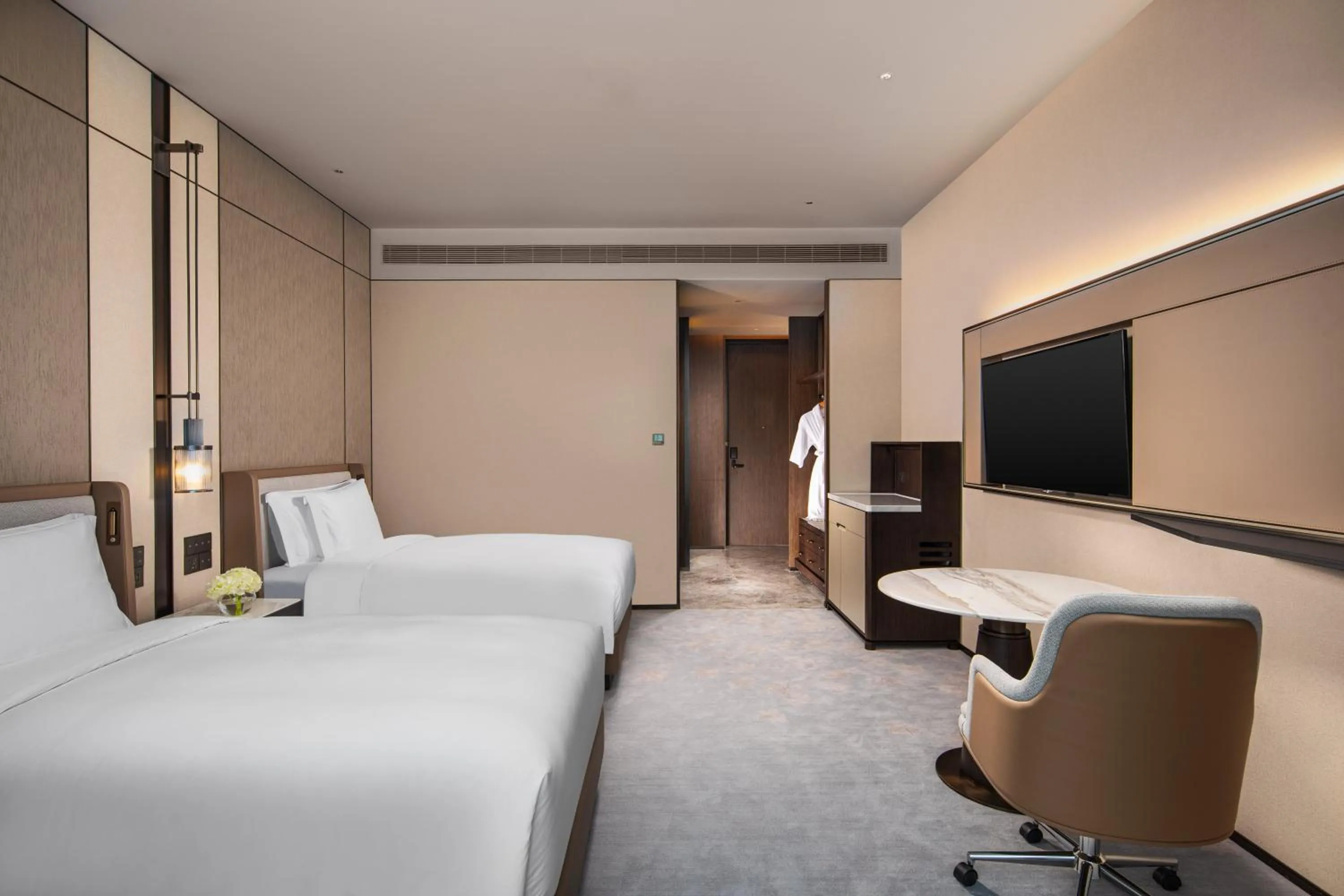 Photo of the whole room, Bed in Crowne Plaza Shanghai Hongqiao by IHG