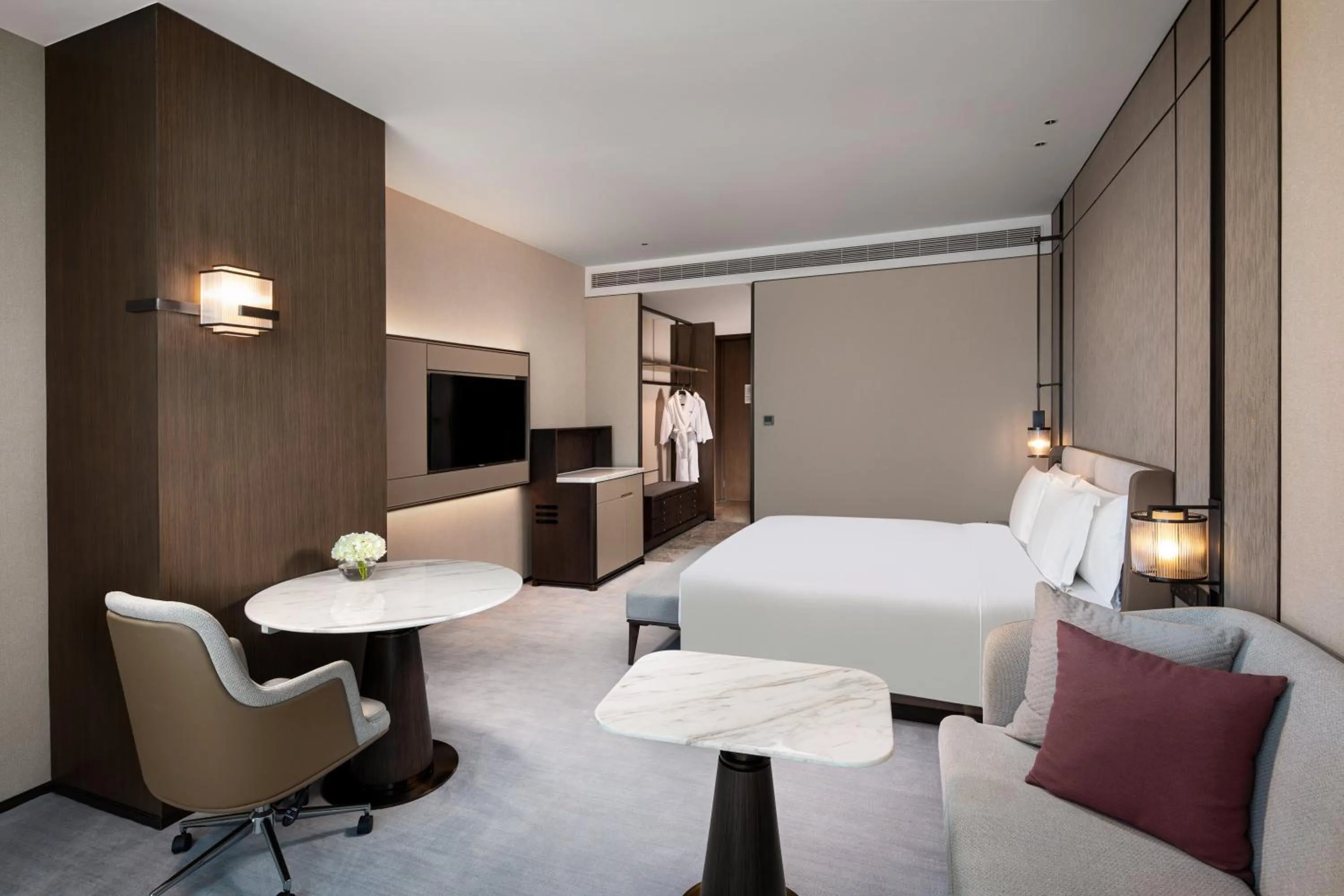 Photo of the whole room, Bed in Crowne Plaza Shanghai Hongqiao by IHG
