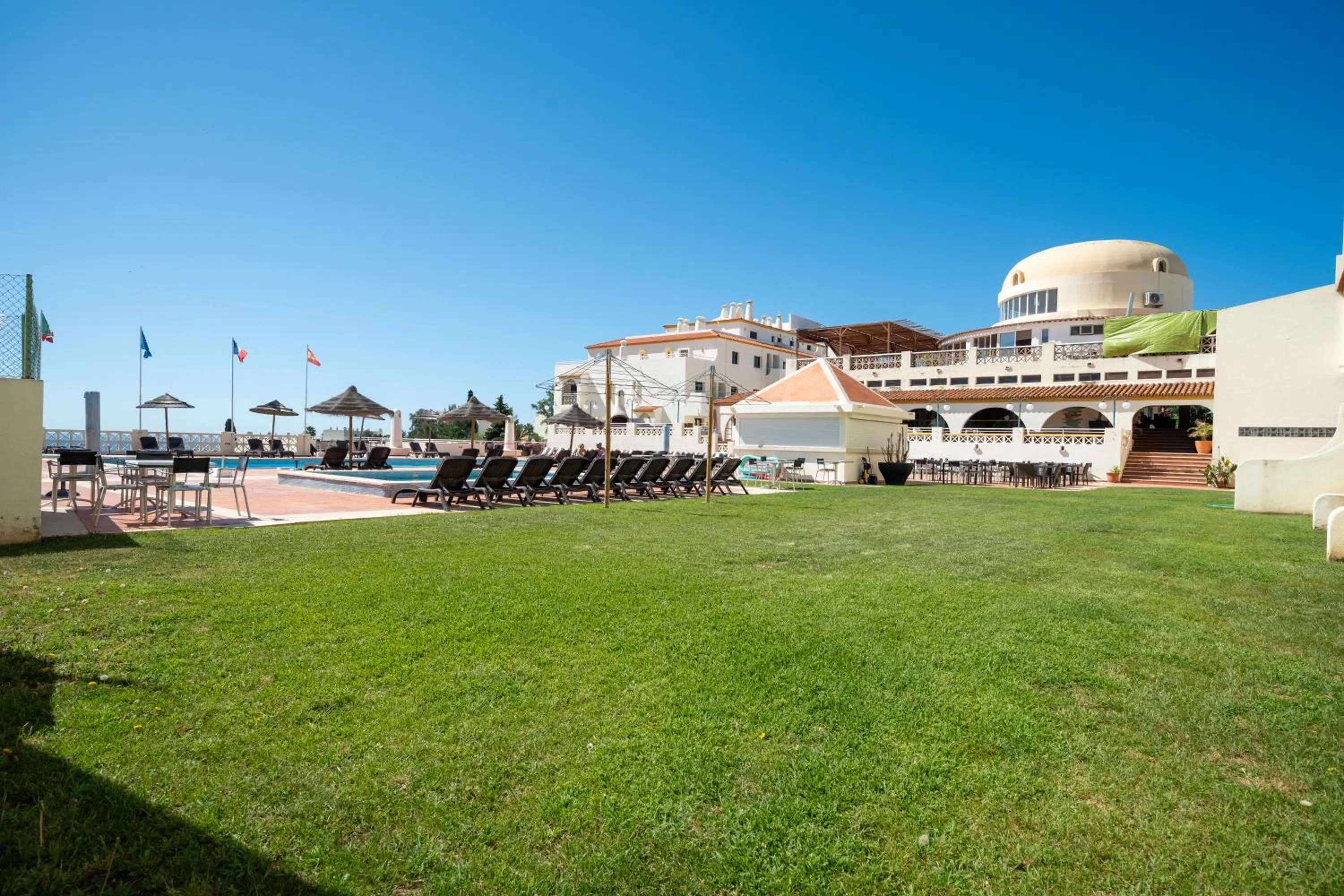 Swimming pool in Bellavista Jardim By BeGuest