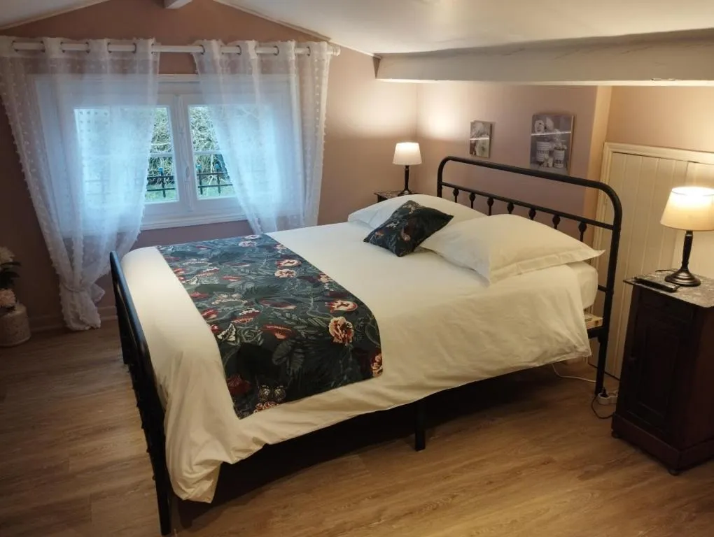 Bed in Au Cœur de Ménestérol Chambre Émotion