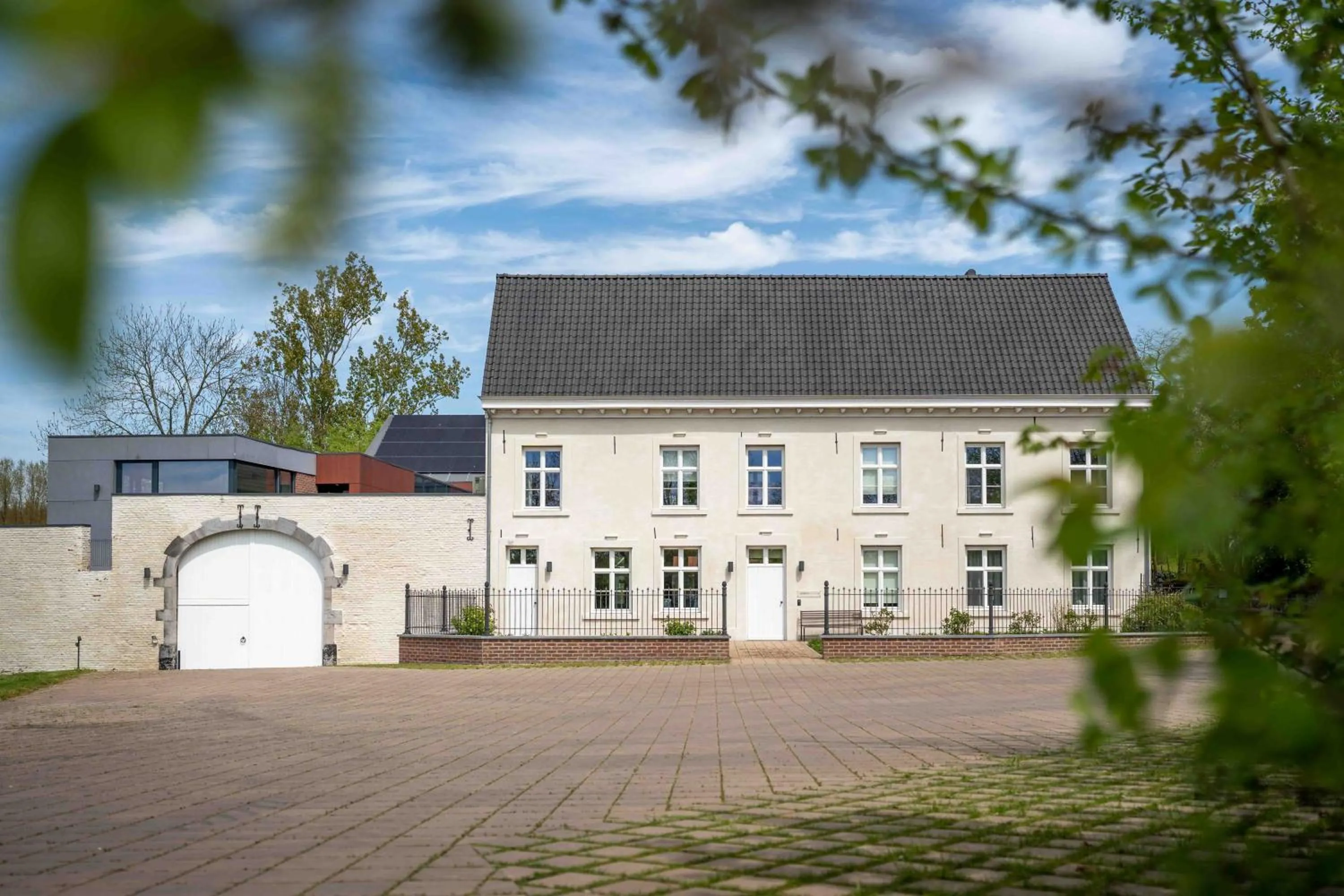 Property building in Hof van Stayen