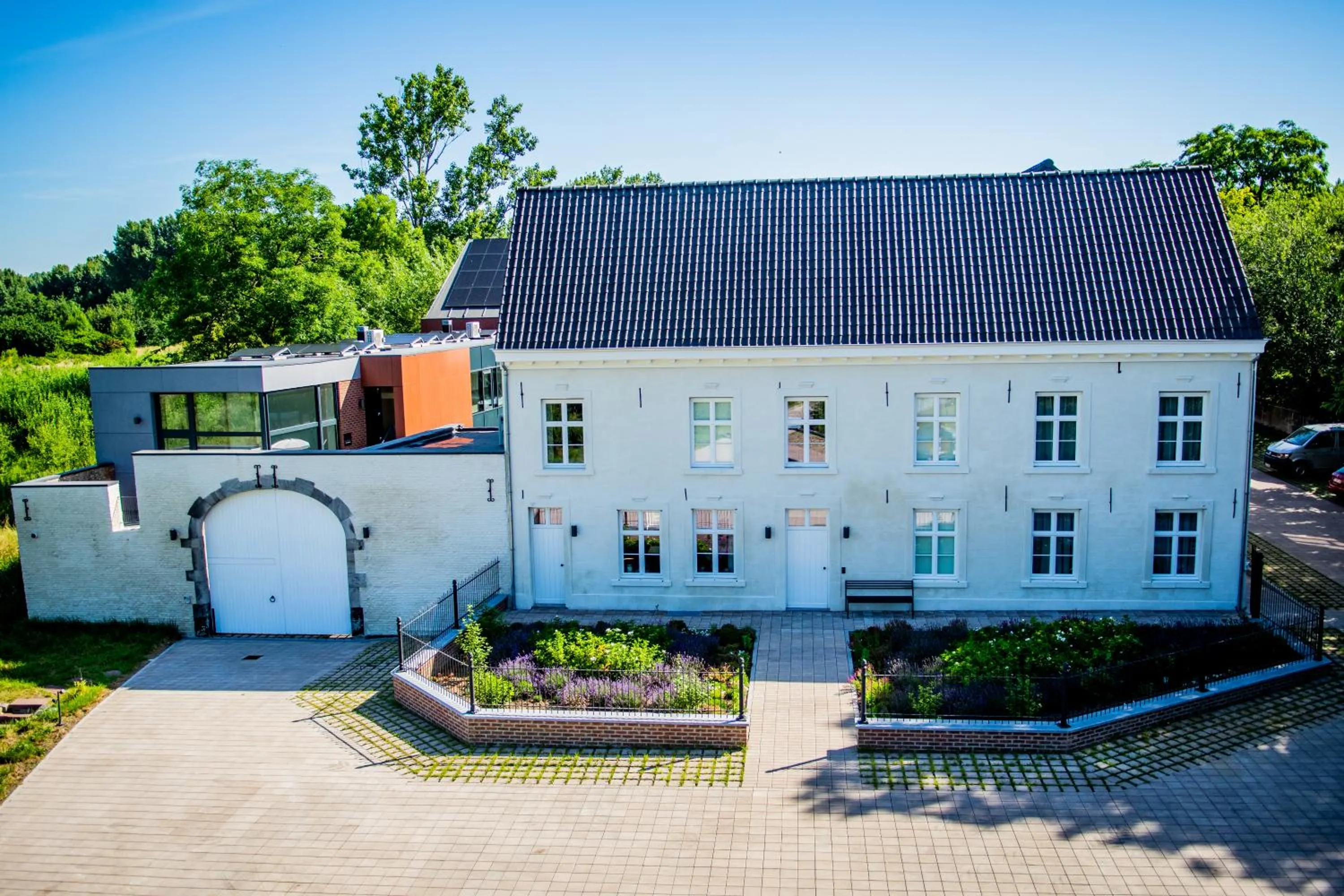 Property building in Hof van Stayen