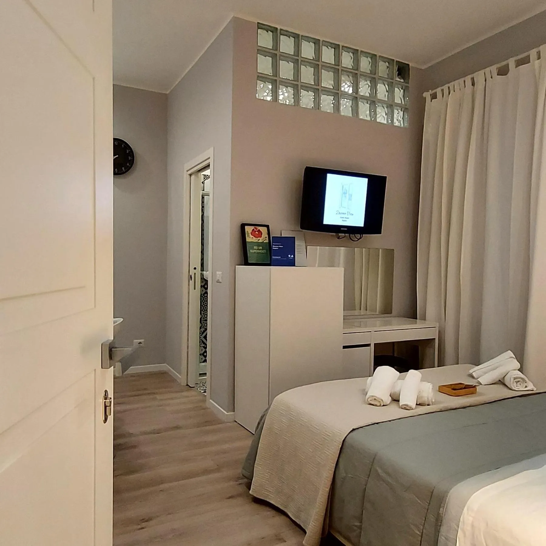 Bed in Duomo View Naples