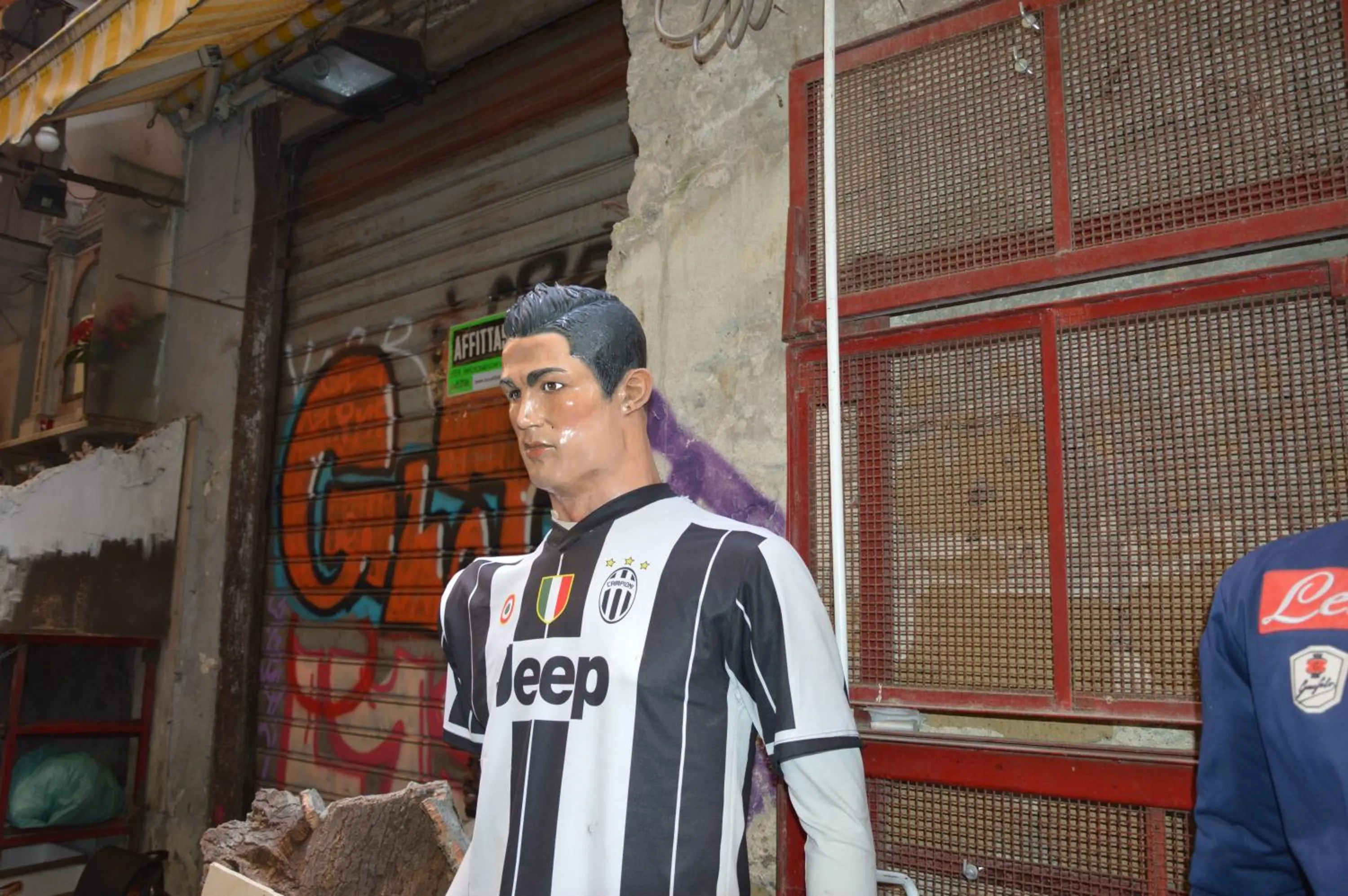 Property building in Duomo View Naples