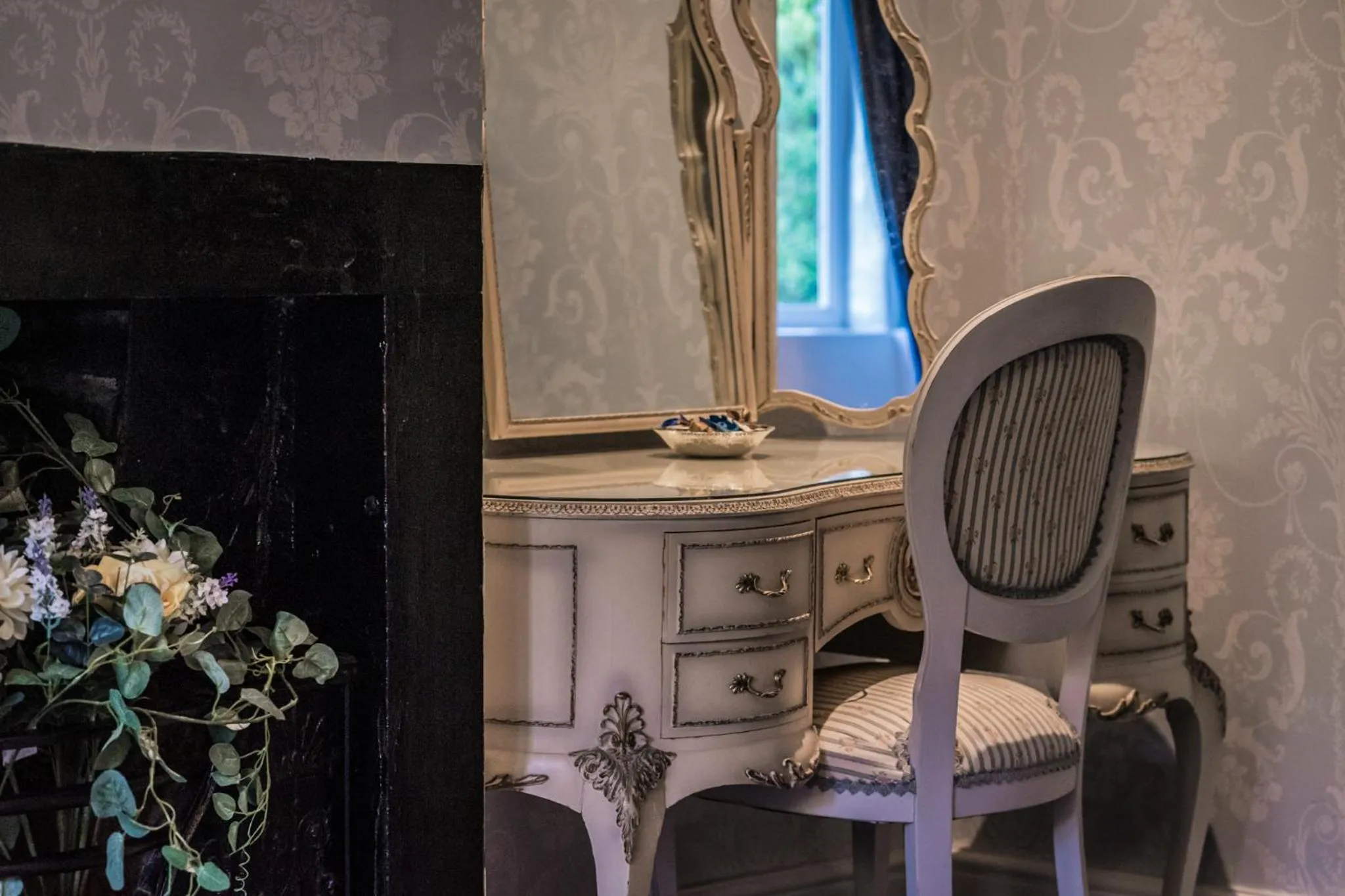 hair dresser in Shibden Hall View