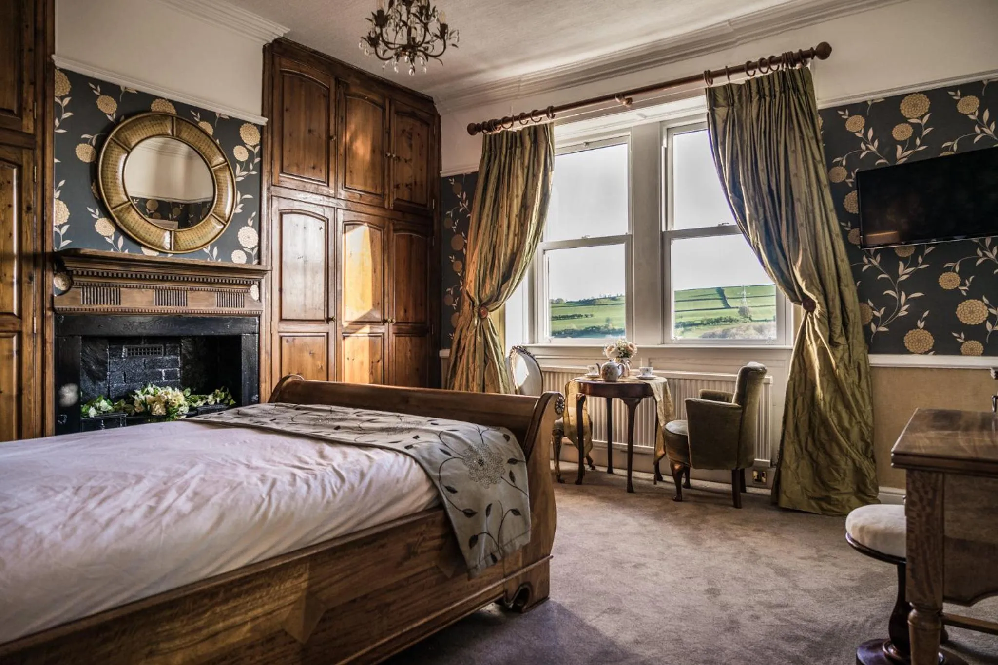Bedroom, Bed in Shibden Hall View