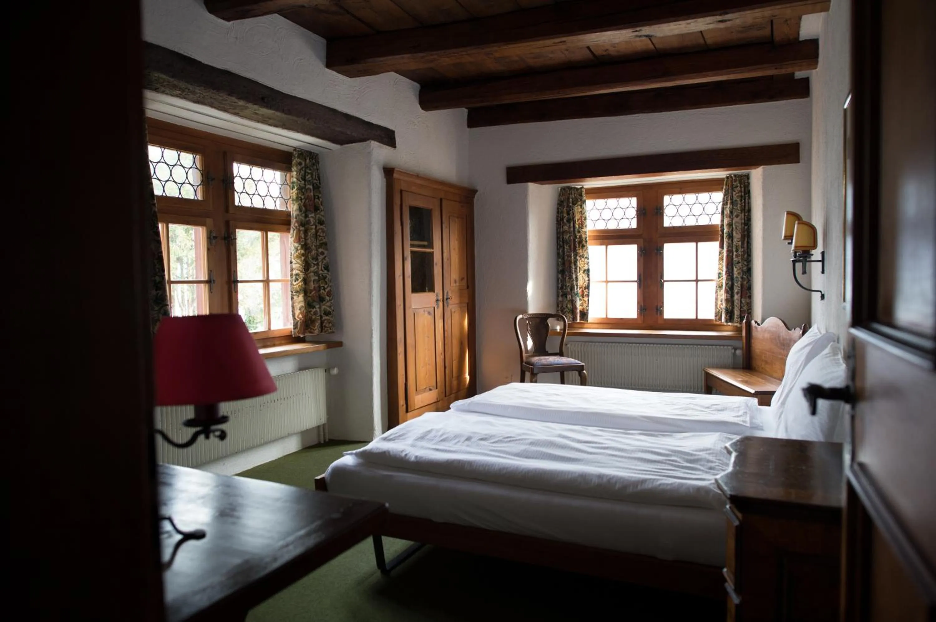 Photo of the whole room, Bed in Flyhof