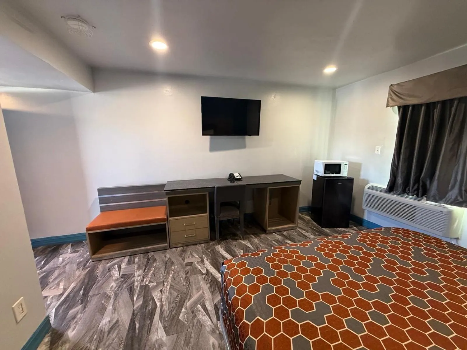 Photo of the whole room, Bed in Travel Inn Motel