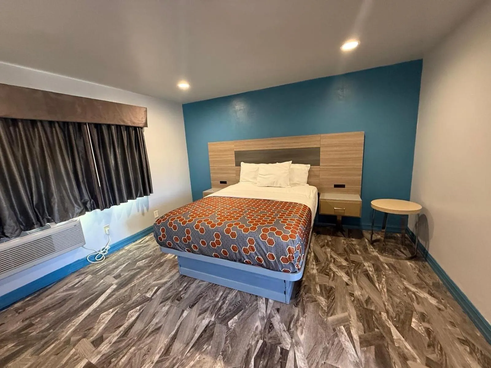 Bedroom, Bed in Travel Inn Motel