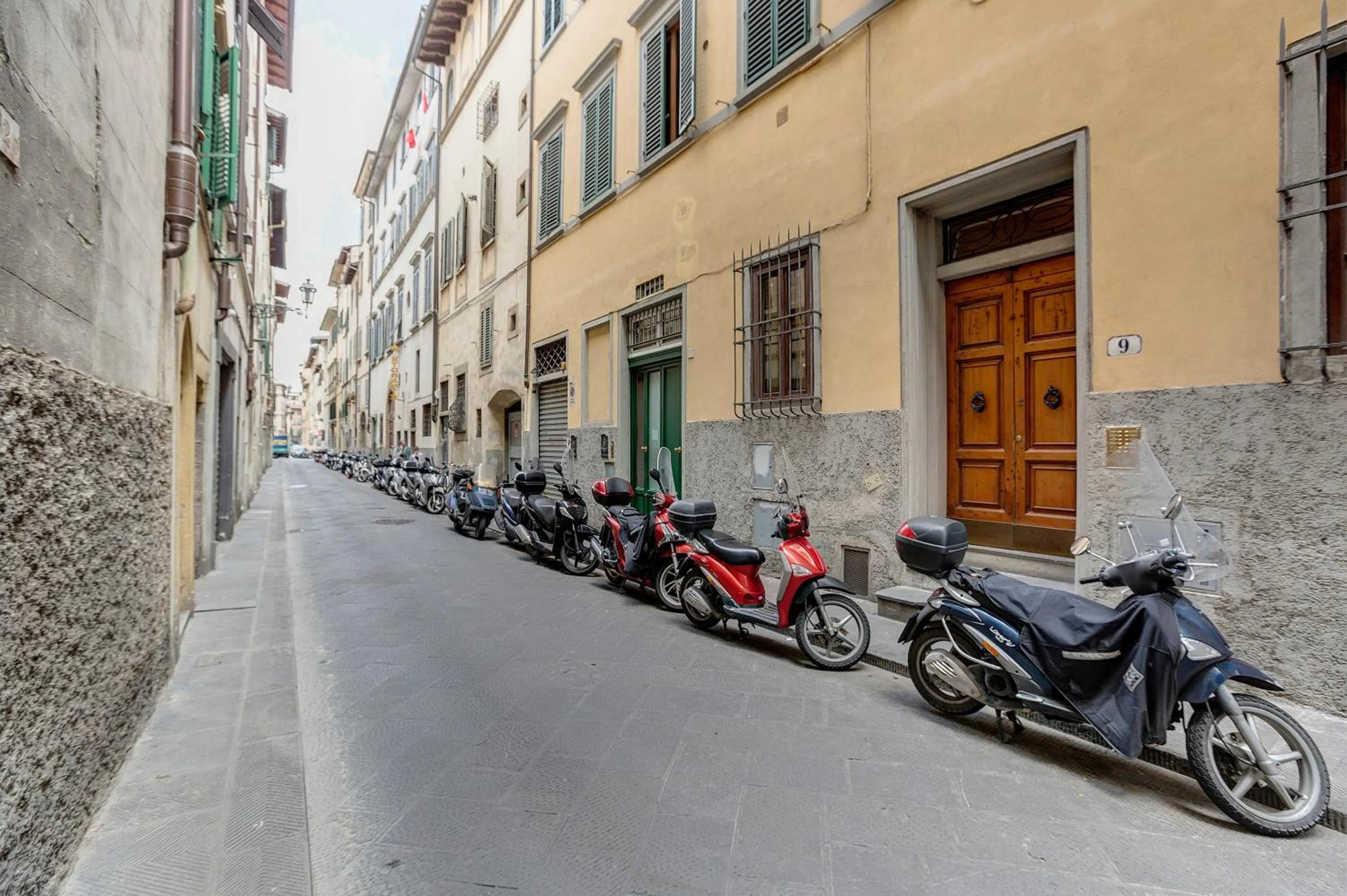 Facade/entrance in Tegolaio Apartment by Mamo Florence
